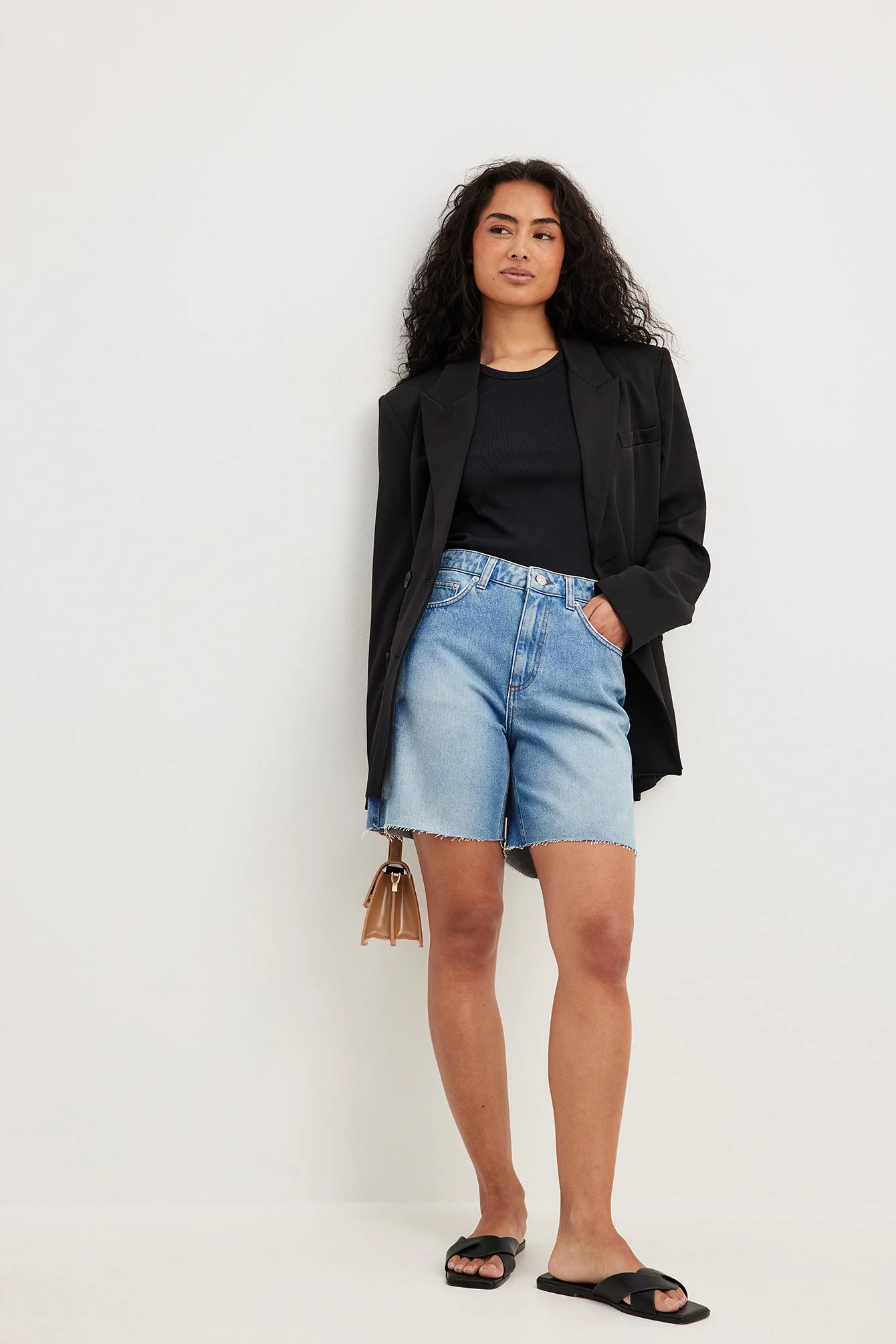 Hochtaillierte Denim-Shorts mit rohem Saum