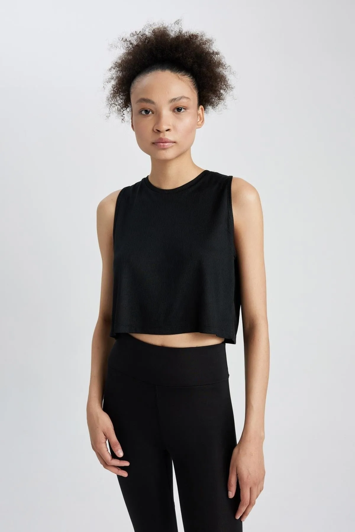 DeFacto  Sportliches Crop Top mit Rundhalsausschnitt - A2518ax23sm