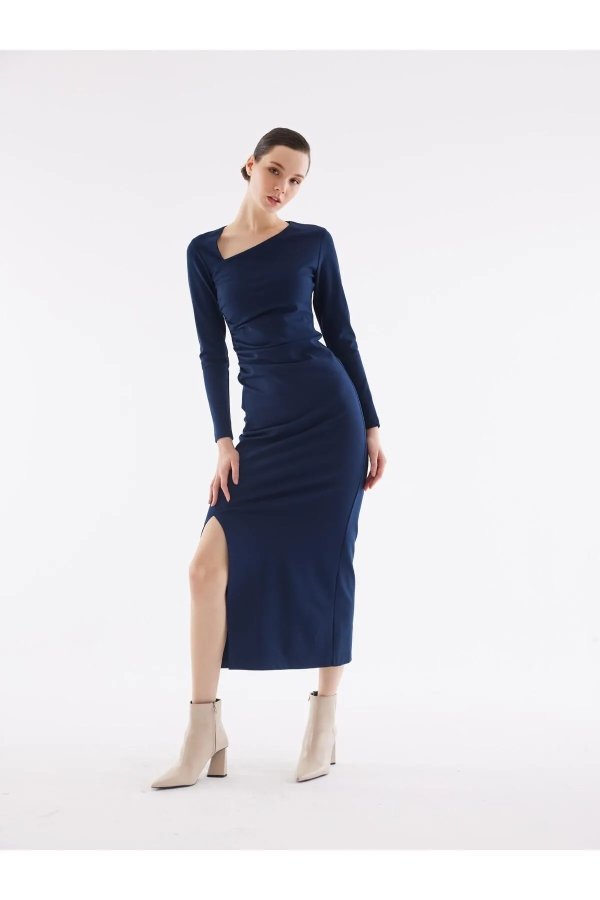 Juste Studio  Marineblaues Schlitzkleid mit asymmetrischem Kragen