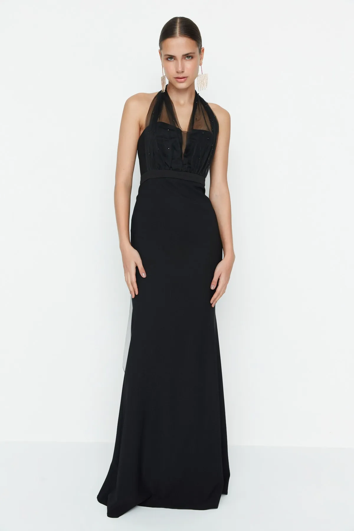 Trendyol Collection  Schwarzes, figurbetontes, gefüttertes, langes Abendkleid mit gewebten Accessoires TPRSS20AE0086