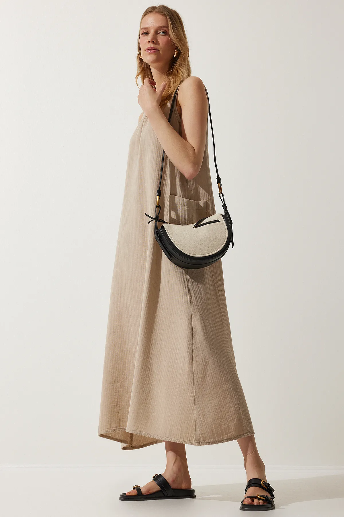 Happiness İstanbul  Beiges Sommerkleid aus Musselin mit weiten Taschen für Damen SA00022