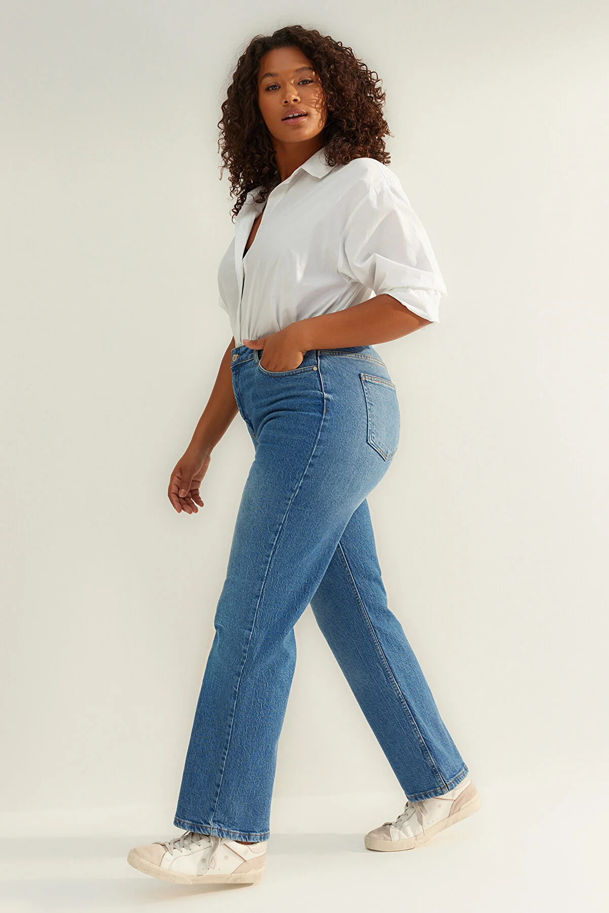 Trendyol Curve  Dunkelblaue Straight-Fit-Jeans TBBAW24CJ00045