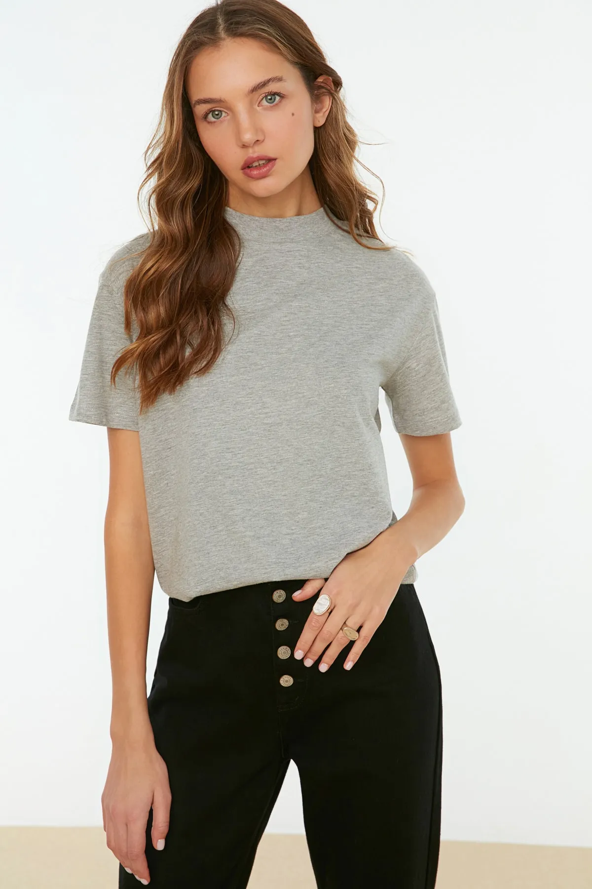 Trendyol Collection  Grau meliertes Basic-Strick-T-Shirt mit Stehkragen TWOAW20TS0096