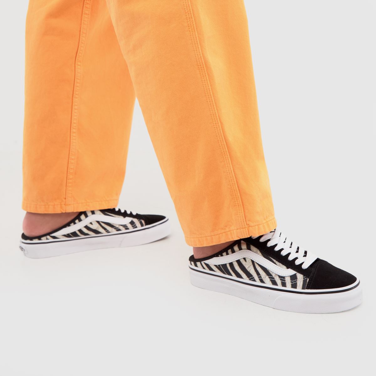 Vans UA Style 23 mule-sneakers i vitt och svart