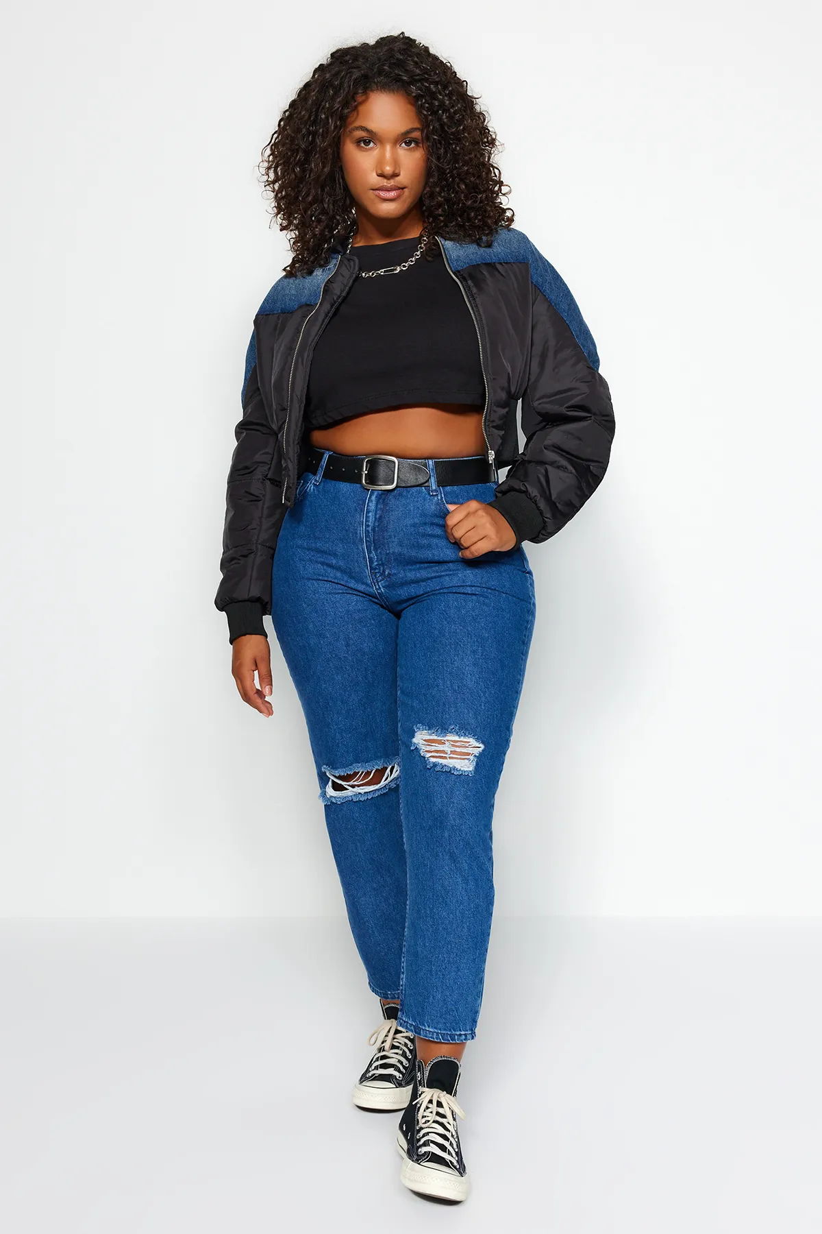 Trendyol Curve  Dunkelblaue Destroy-Jeans im Mom-Fit-Stil mit detaillierten Details TBBSS23CJ00019