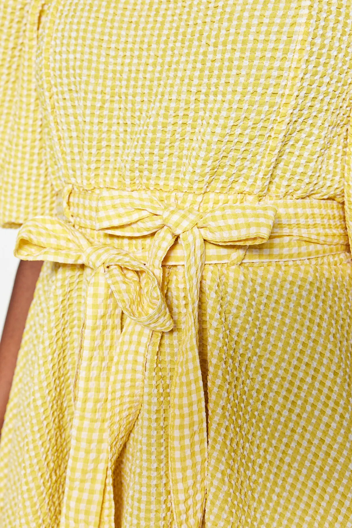 Trendyol Collection  Gelbes kariertes Mini-Webkleid mit Gürtel TWOAW22EL0051