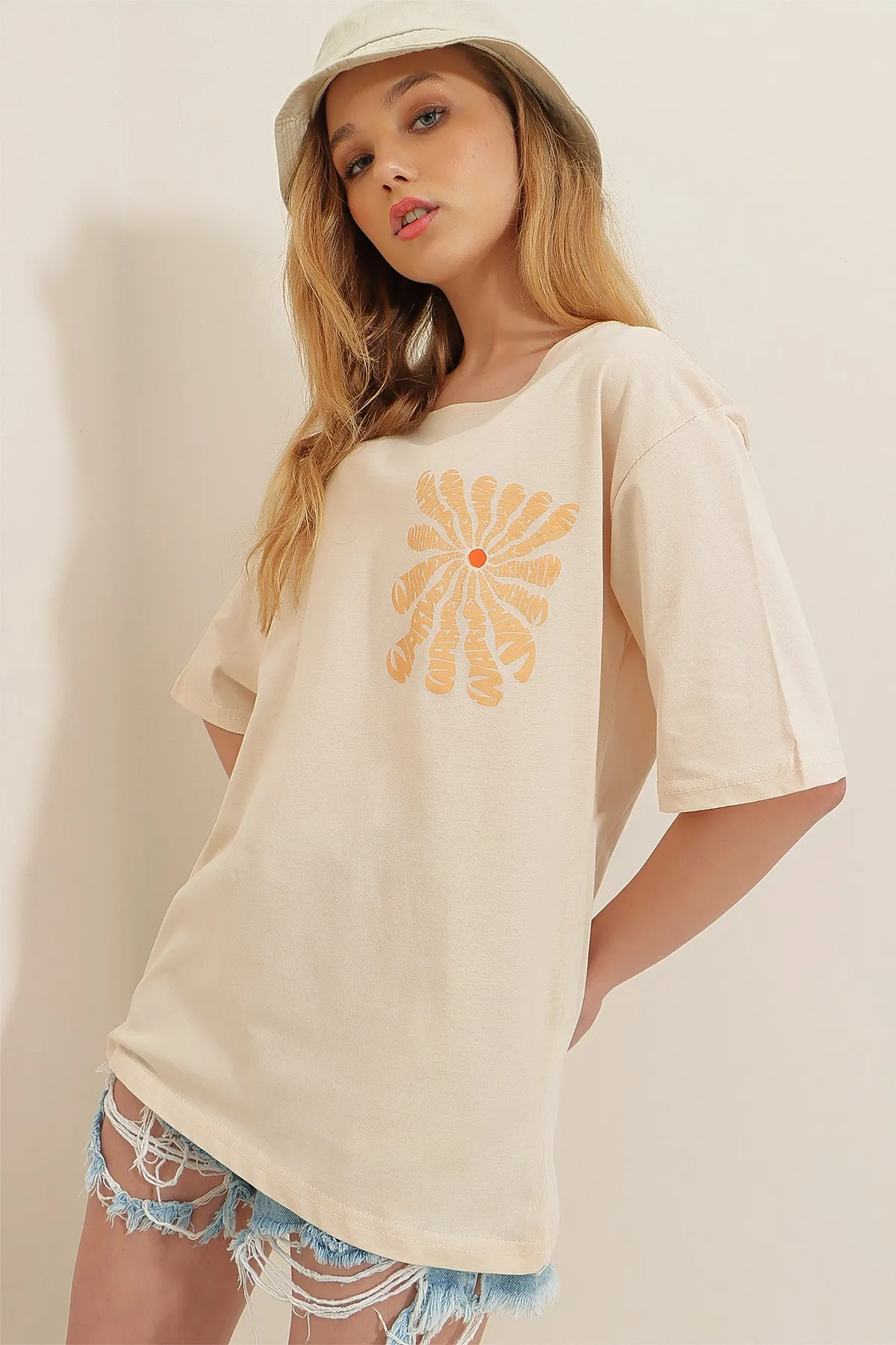 Trend Alaçatı Stili  Beigefarbenes Oversize-T-Shirt aus 100 % Baumwolle mit Rundhalsausschnitt vorne und hinten und Flockdruck für Damen ALC-X7978