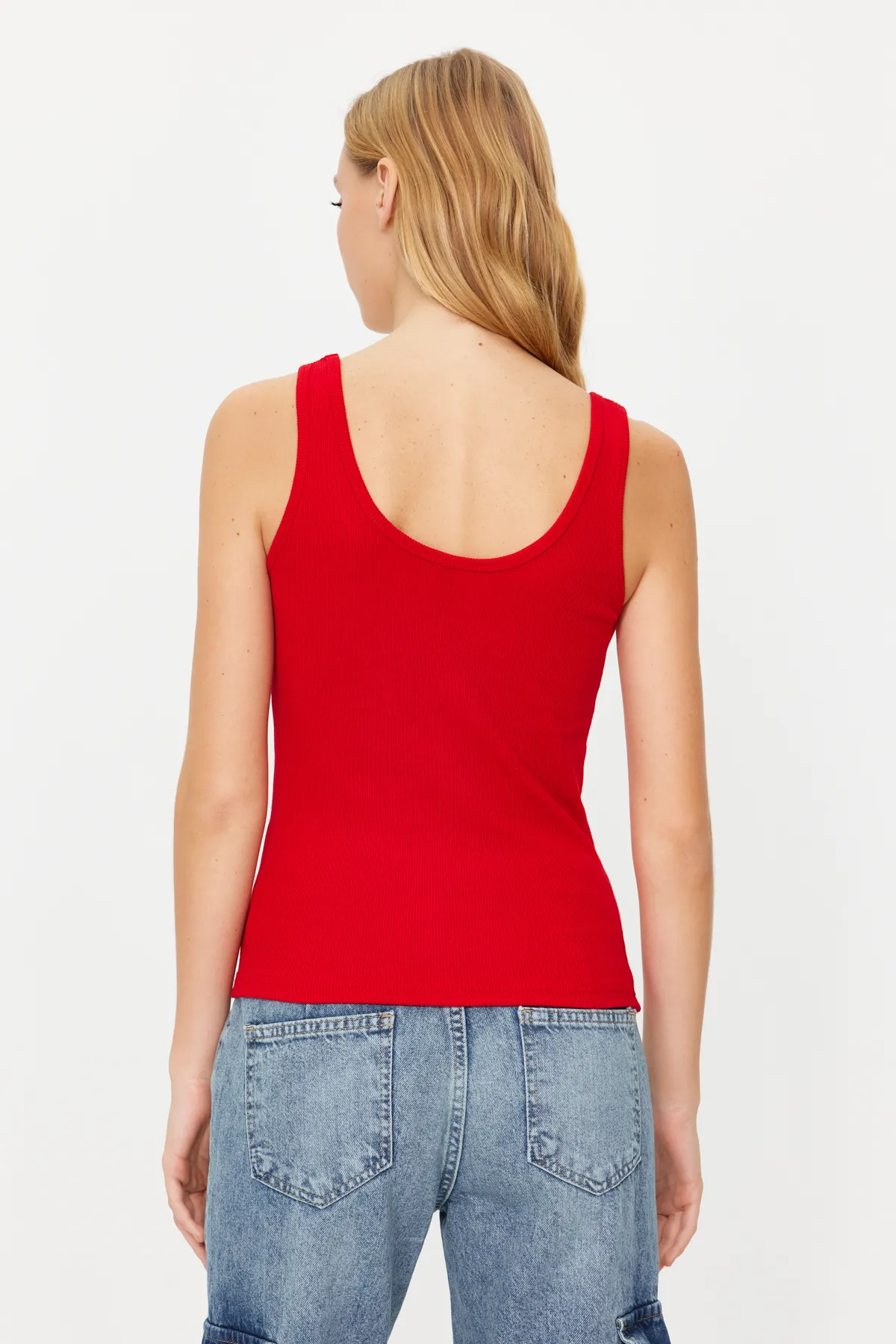 Trendyol Collection  Rotes, tailliertes, geripptes, dehnbares Strick-Unterhemd mit Pool-Ausschnitt TWOSS22AL0042