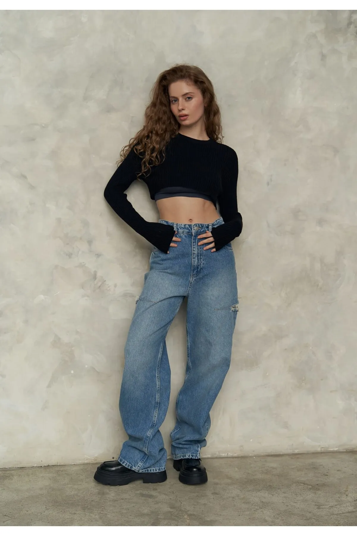 MAİ COLLECTİON  Schwarzes Strick-Crop mit weicher Textur von Liana