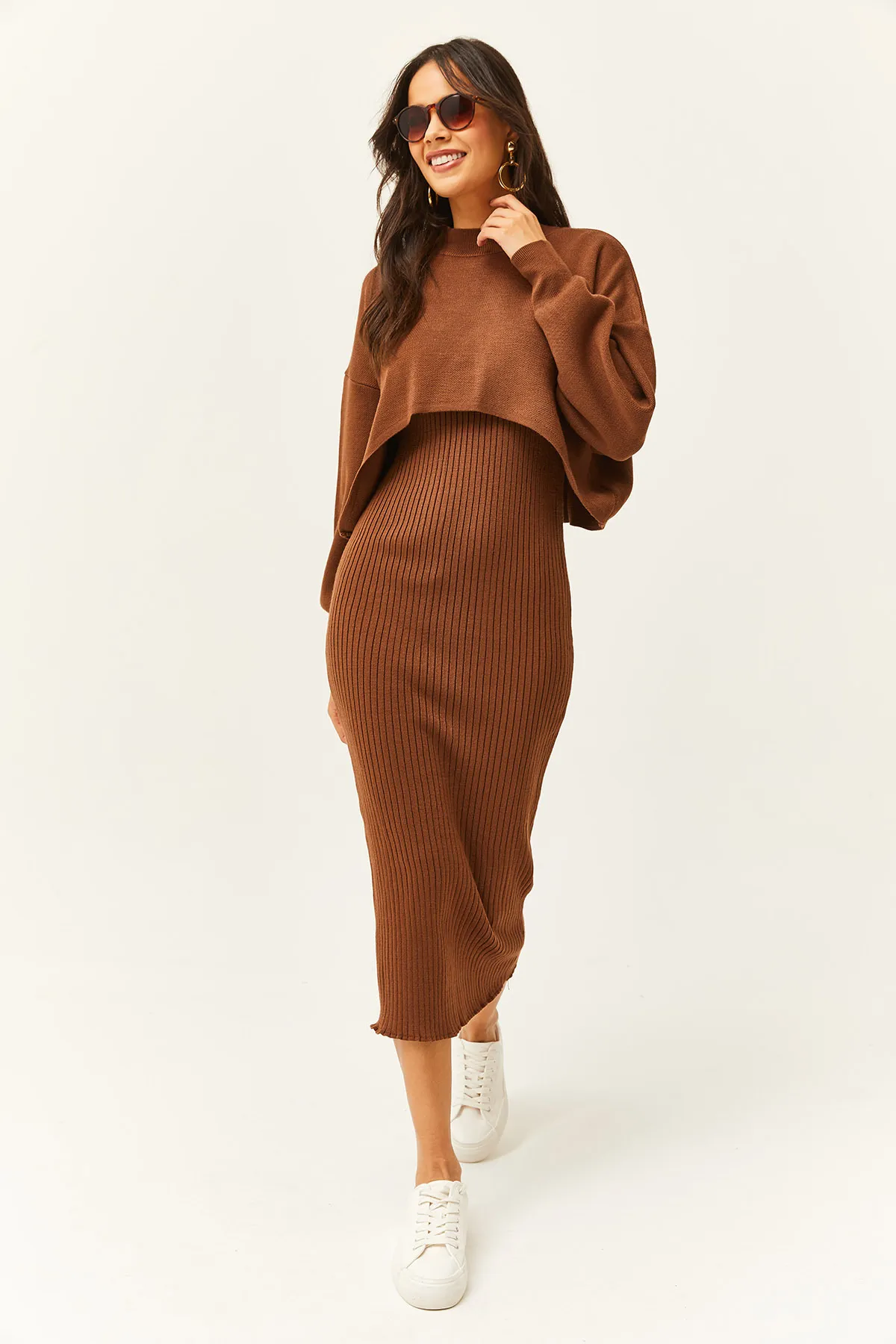 Olalook  Damen-Strickanzug in Bitterbraun mit Oberteil, bauchfreiem Pullover, Trägerkleid unten, TKM-19000176