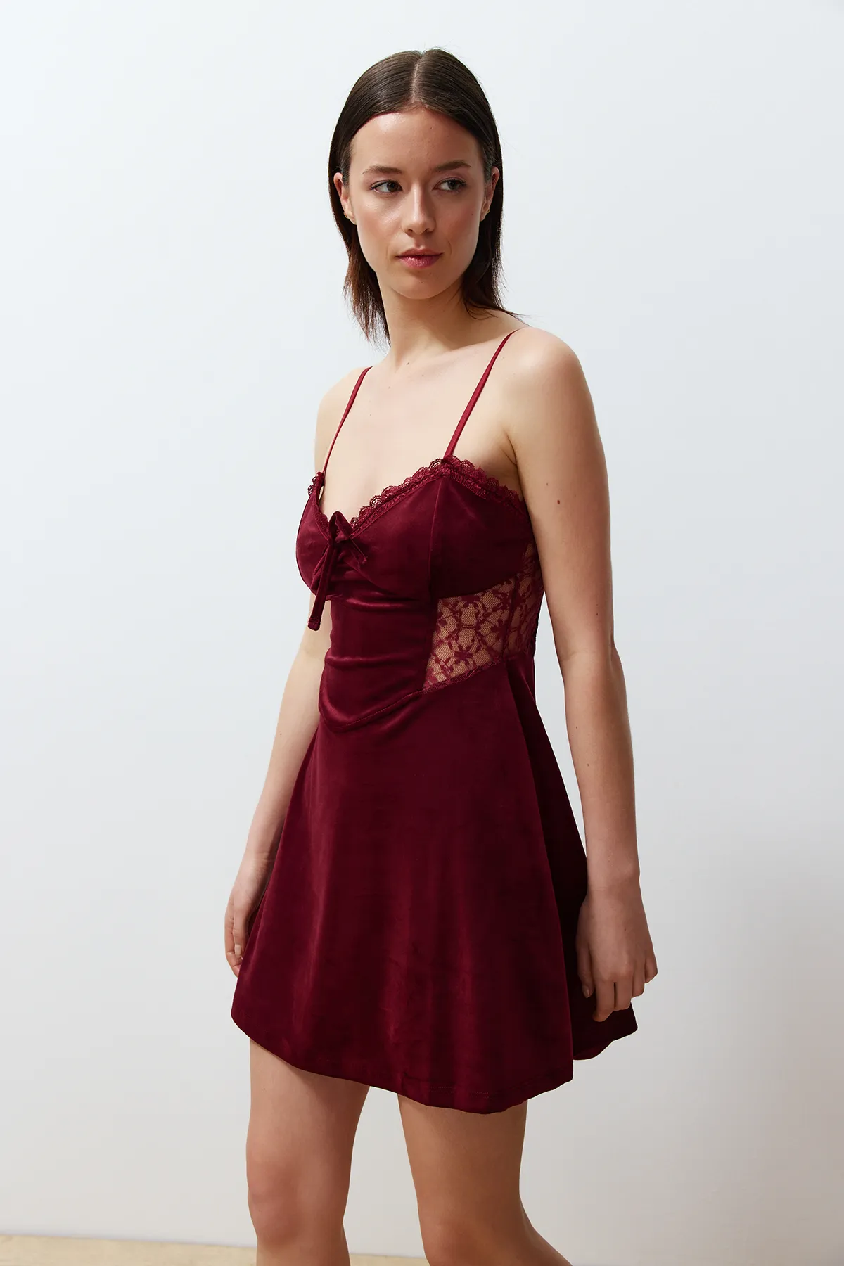 Trendyol Collection  Burgunderrotes, weiches Nachthemd aus Cordstrick mit Spitzendetail und Trägern THMAW24GC00000