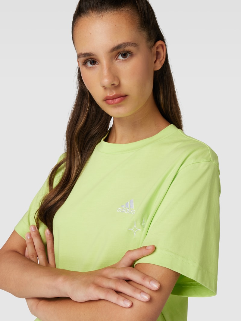 Cropped T-Shirt mit Label-Stitching in schwarz