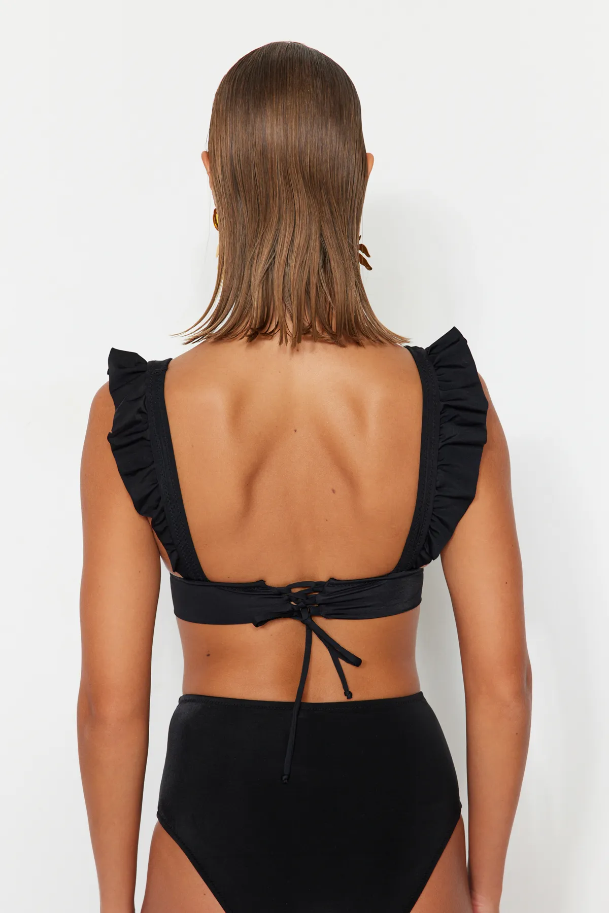 Trendyol Collection  Schwarzes Triangel-Bikinioberteil mit Rüschen TBESS21BU0056
