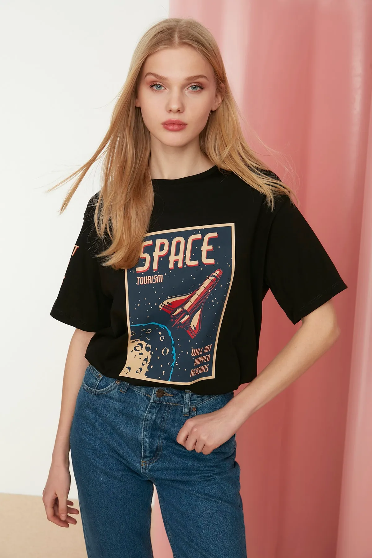 Trendyol Collection  Schwarzes Strick-T-Shirt mit Rundhalsausschnitt und Weltraum-Print aus 100 % Baumwolle im Boyfriend-Stil TWOSS21TS3663
