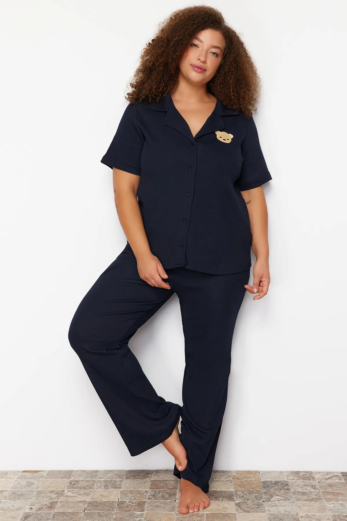Trendyol Curve  Marineblaues Pyjama-Set aus Strick mit besticktem Hemdkragen TBBSS24AI00033