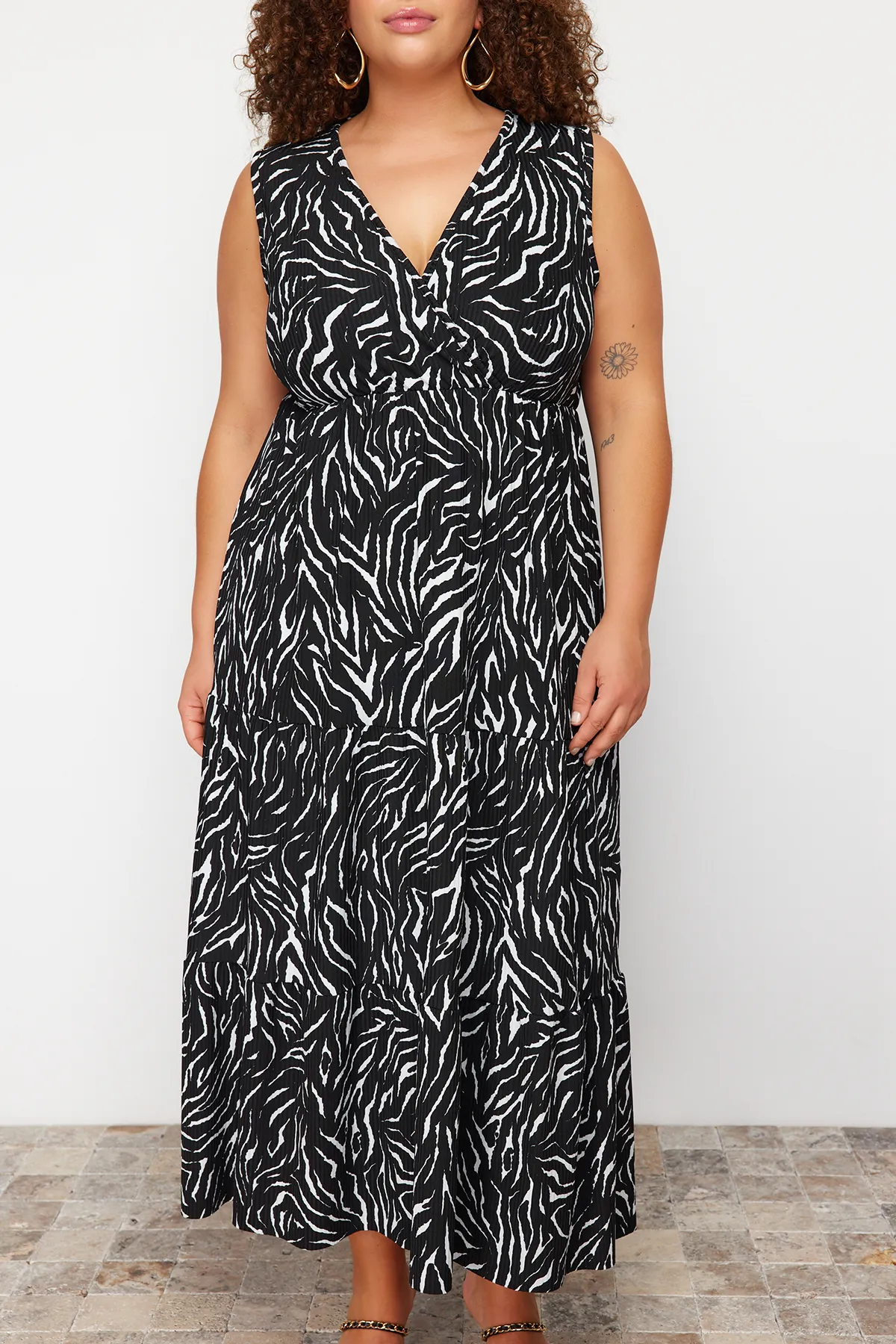 Trendyol Curve  Schwarzes A-Linien-Strickkleid mit Tiermuster TBBSS22AH00010