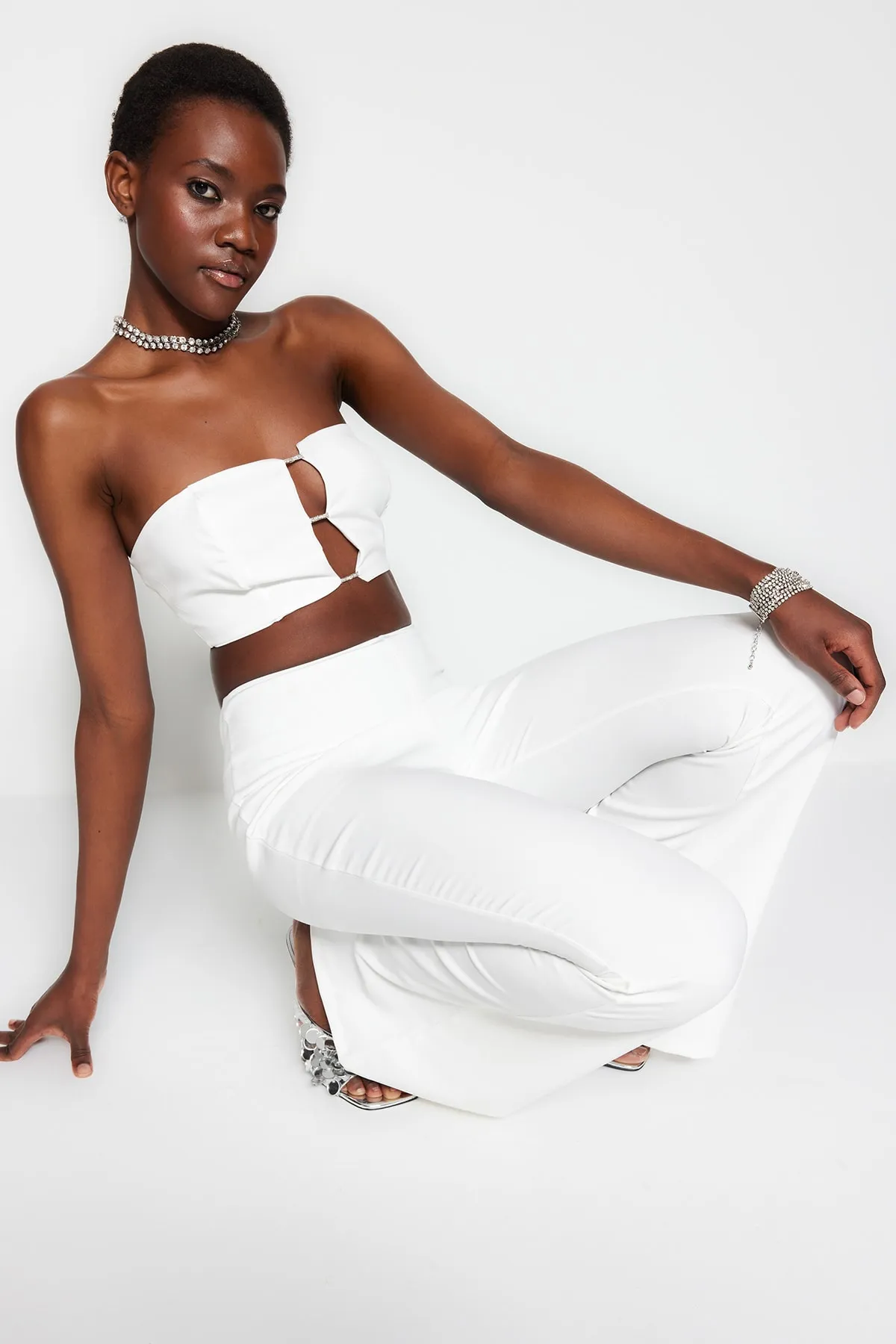 Trendyol Collection  Ecrufarbenes, bauchfreies, gefüttertes, gewebtes, glänzendes Stein-Bustier mit Fenster/Ausschnitt und detailliertem Ausschnitt TPRSS23BS00026
