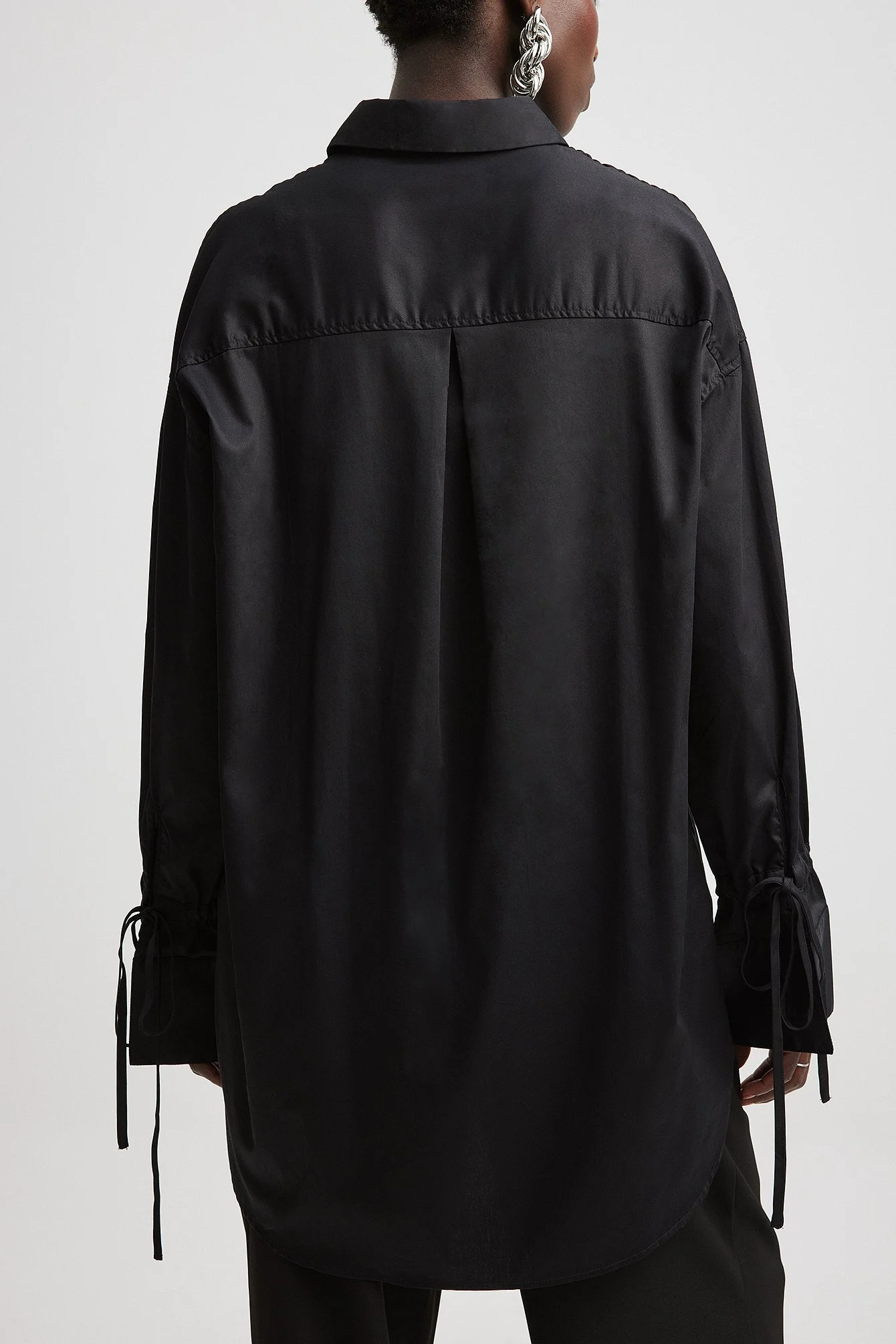 Shirt mit gebundenen Ärmeln