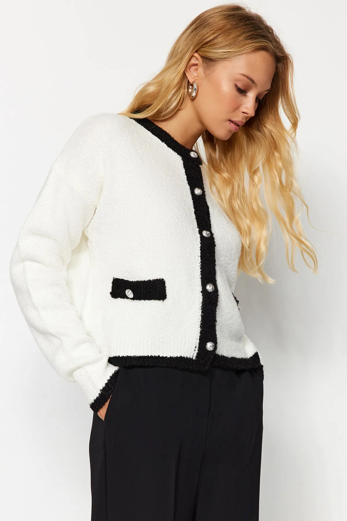 Trendyol Collection  Ecrufarbene Strickjacke aus Bouclégarn TWOAW24HI00317