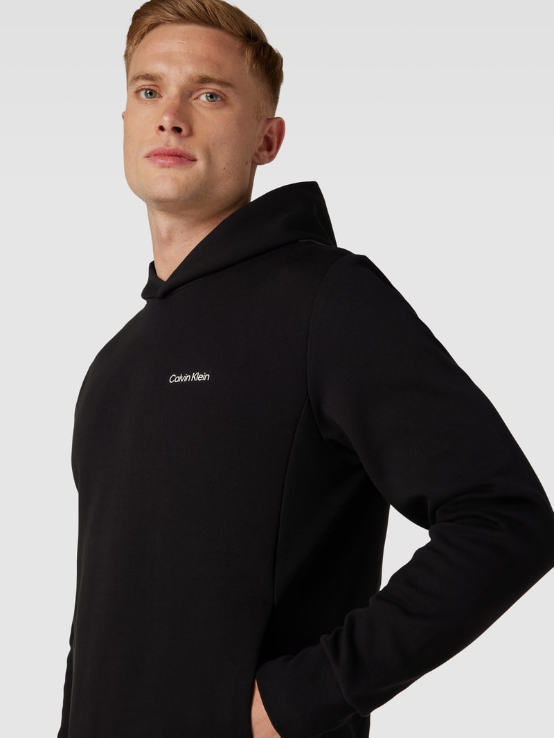 Hoodie mit seitlichen Eingrifftaschen in schwarz