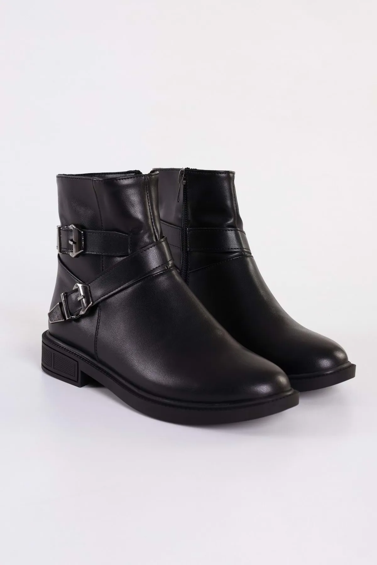Shoeberry  Damen Sukie Black Skin Buckle Stiefel mit flachem Absatz Black Skin