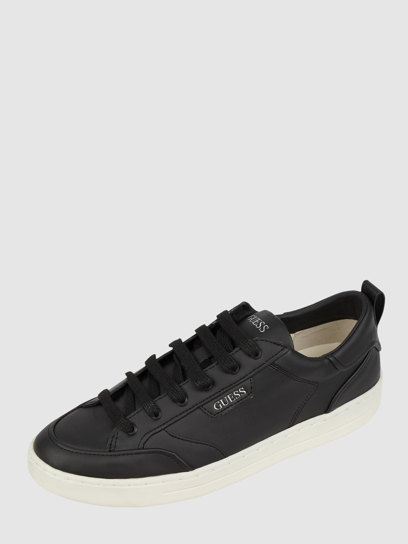 Sneaker in Leder-Optik in schwarz