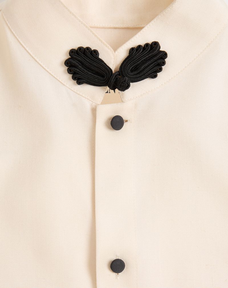 Camisa de seda shantung com detalhe de sapo
