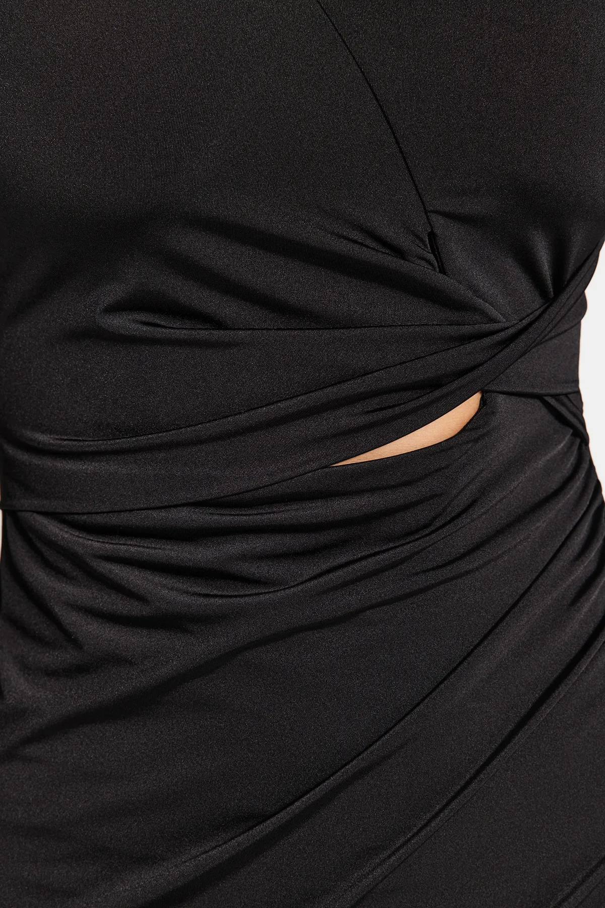 Trendyol Collection  Schwarzes, tailliertes, gestricktes, elegantes Abendkleid mit Fenster-/Ausschnittausschnitt TPRAW24EL00143