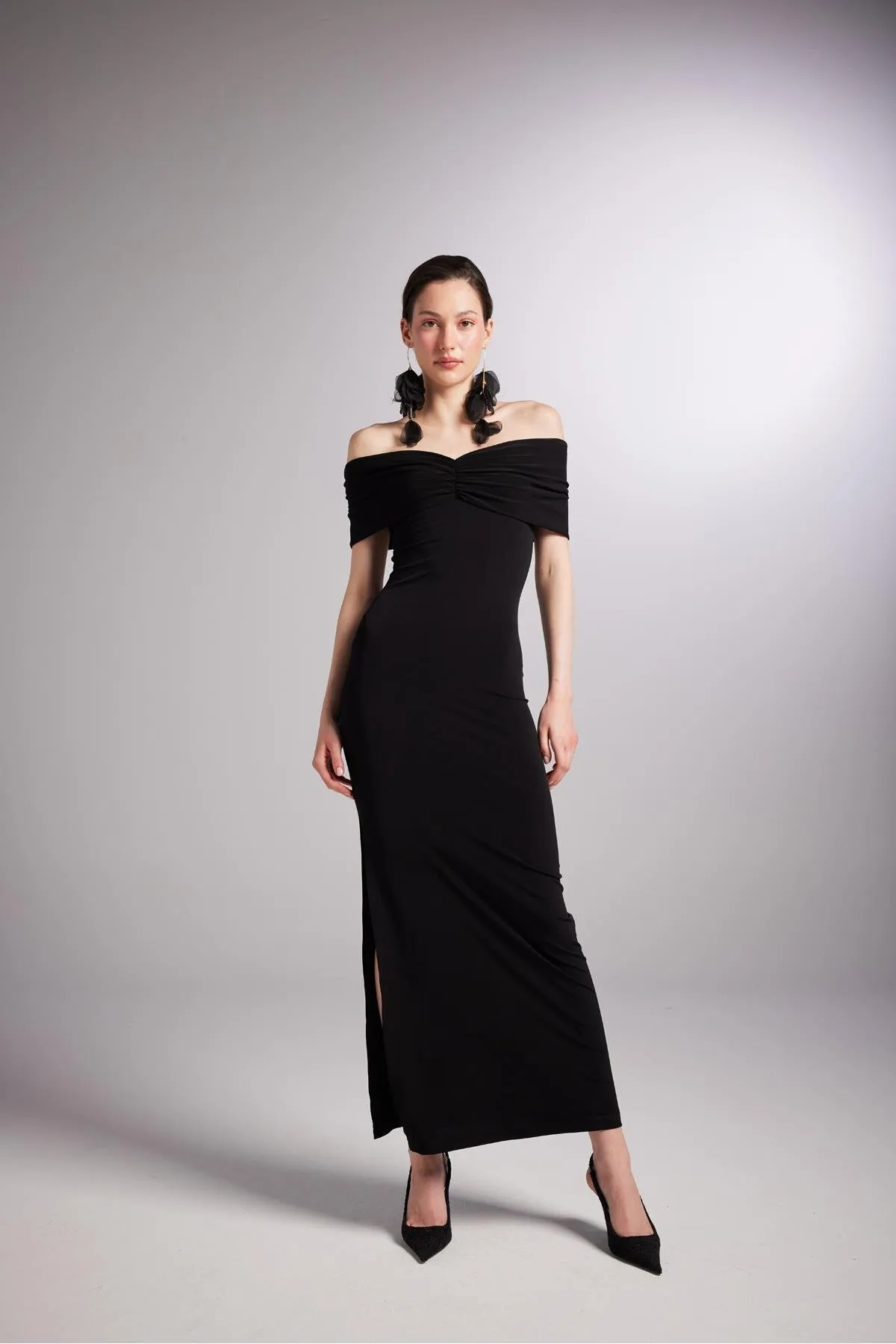 HOLLY LOLLY  Langes lilafarbenes Kleid mit Madonna-Kragen und Schlitz in Schwarz