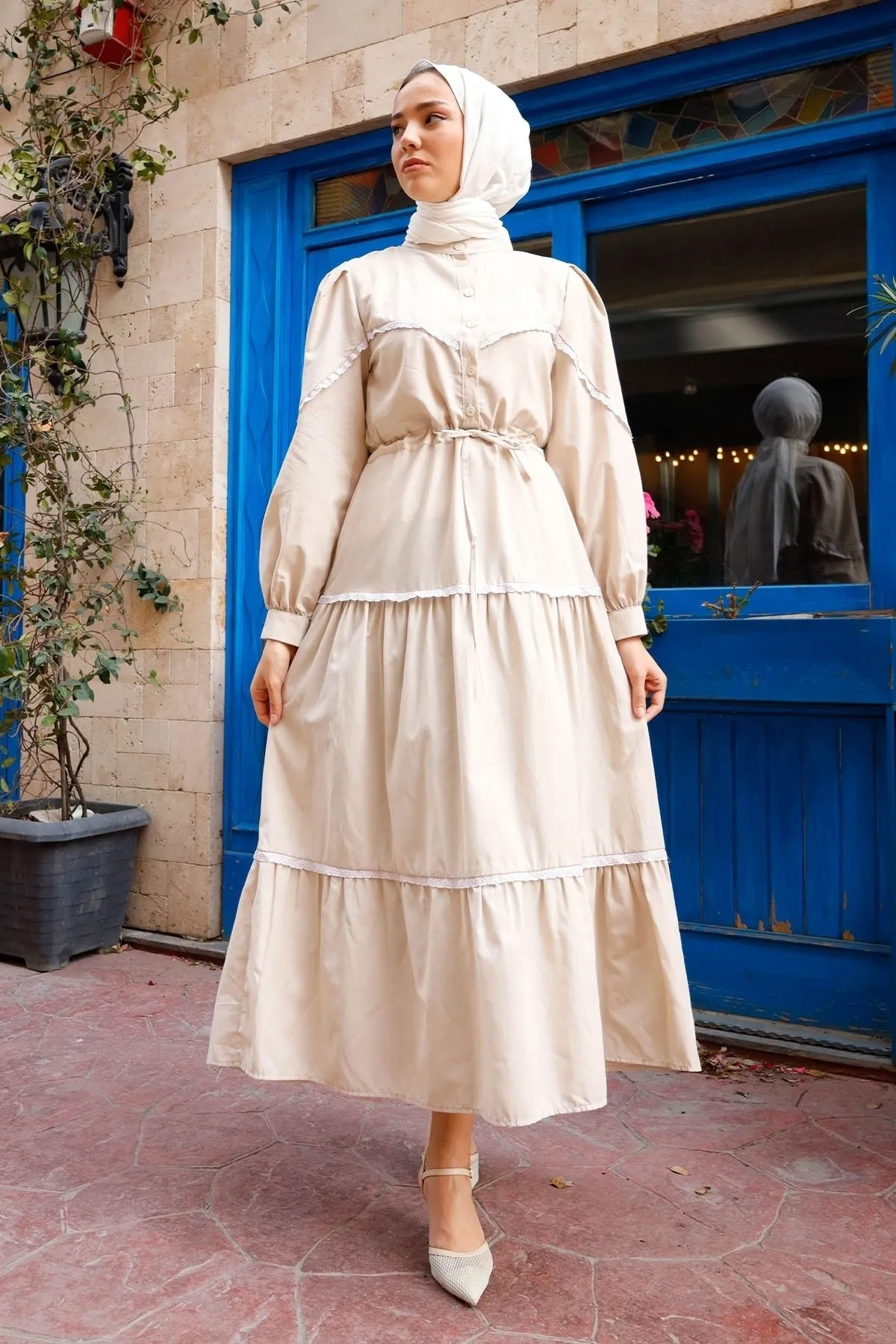InStyle  Hijab-Kleid mit Guipure-Detail und Ballonärmeln – Stein