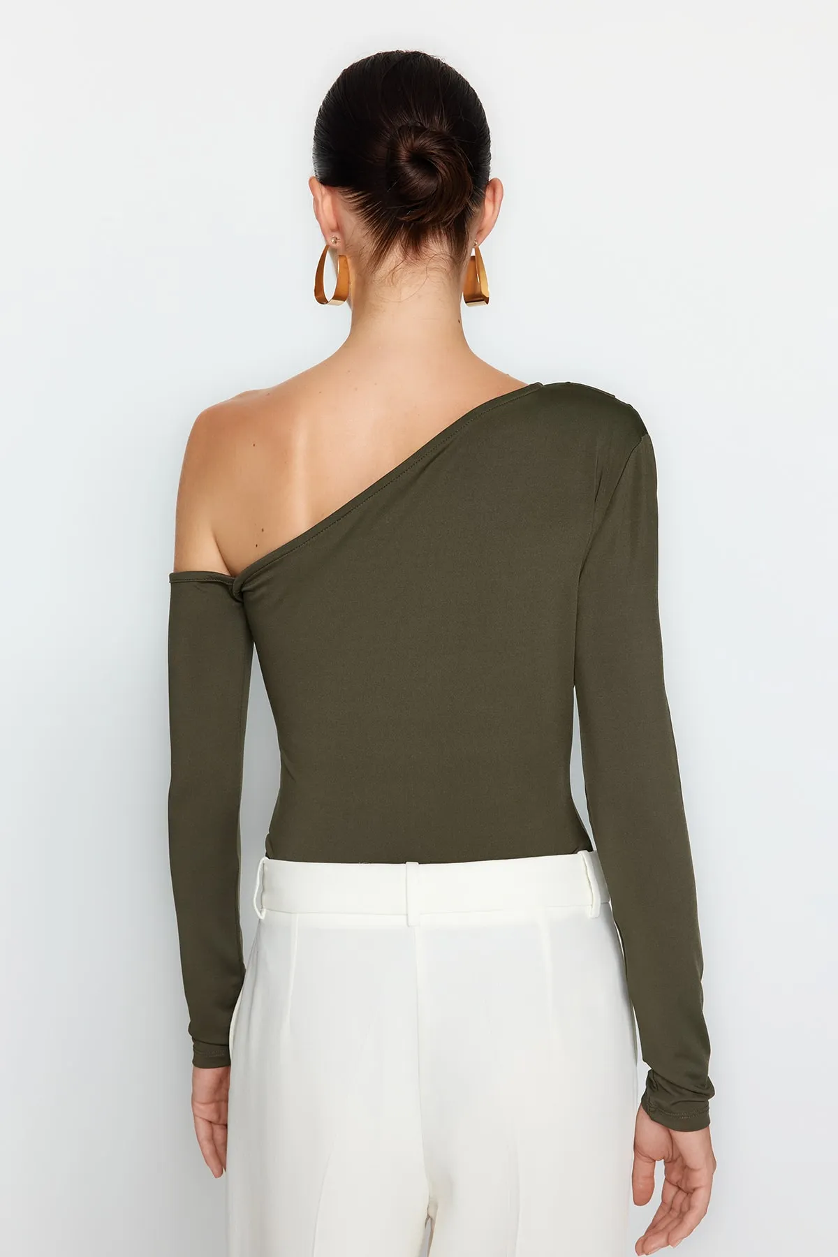 Trendyol Collection  Khakifarbener Strickbody mit asymmetrischem Kragen und langen Ärmeln und Druckknopfverschluss TWOAW22BD0080