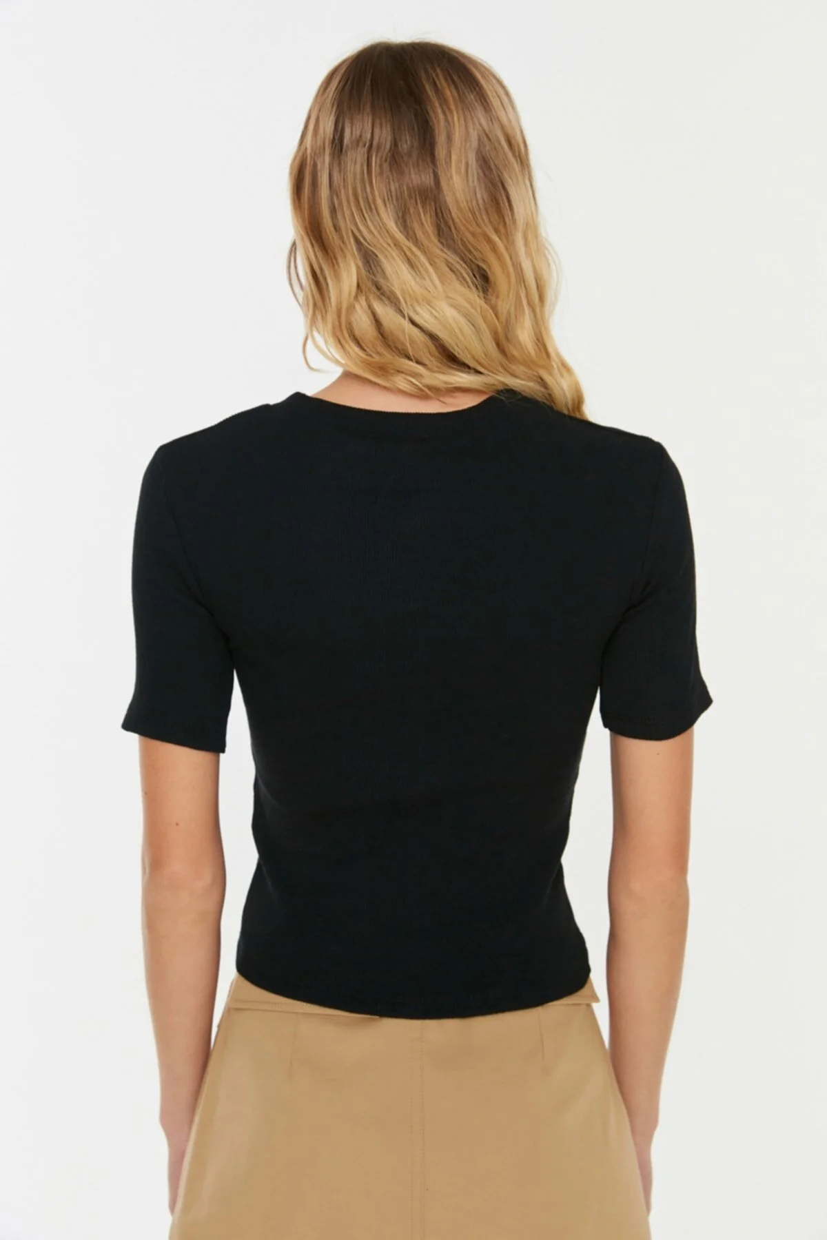 Trendyol Collection  Schwarze, eng anliegende, gerippte, dehnbare Strickbluse mit Rundhalsausschnitt und Ausschnitten in Schwarz TWOSS22BZ0355