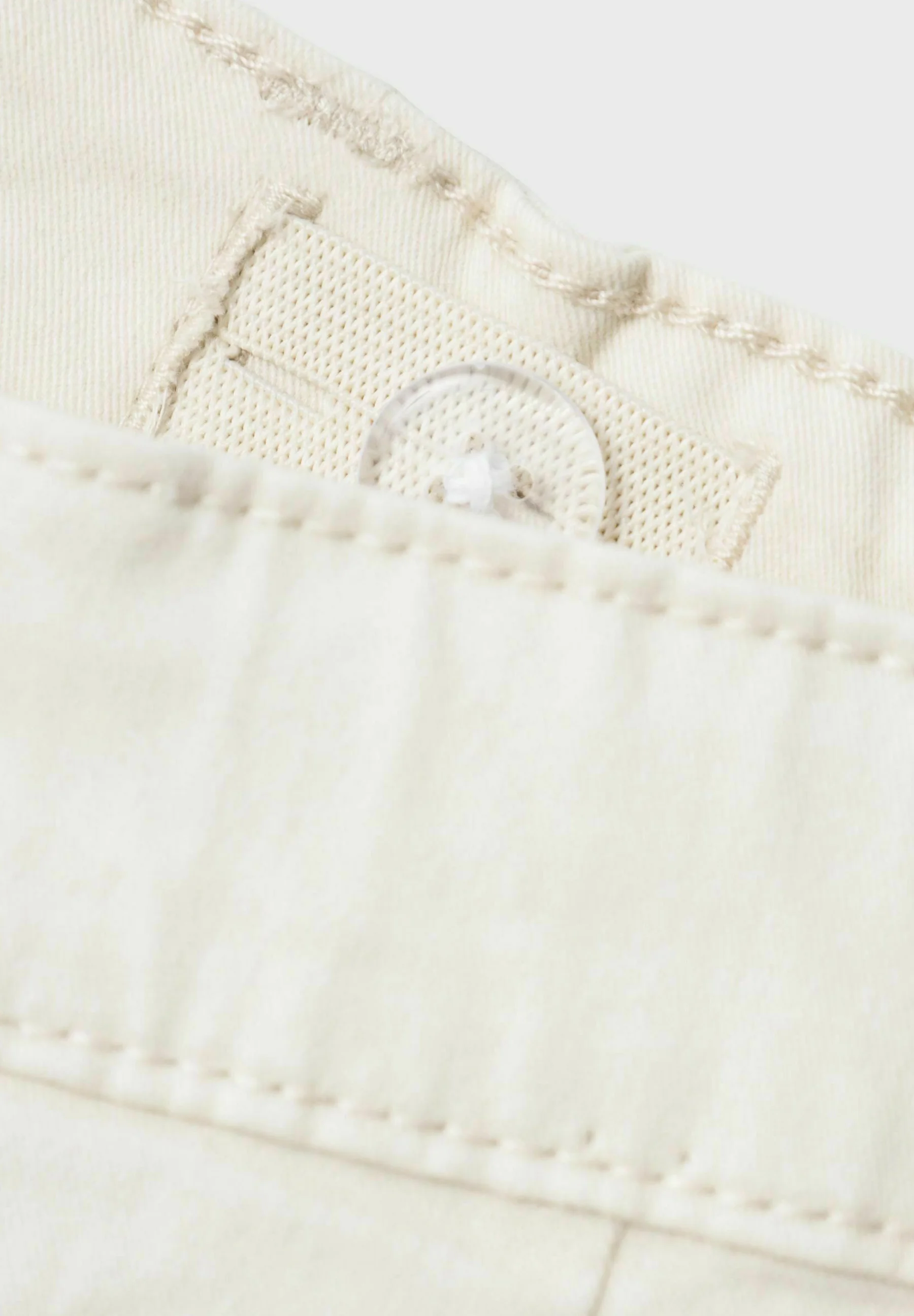 Pantalones cargo con nombre ancho