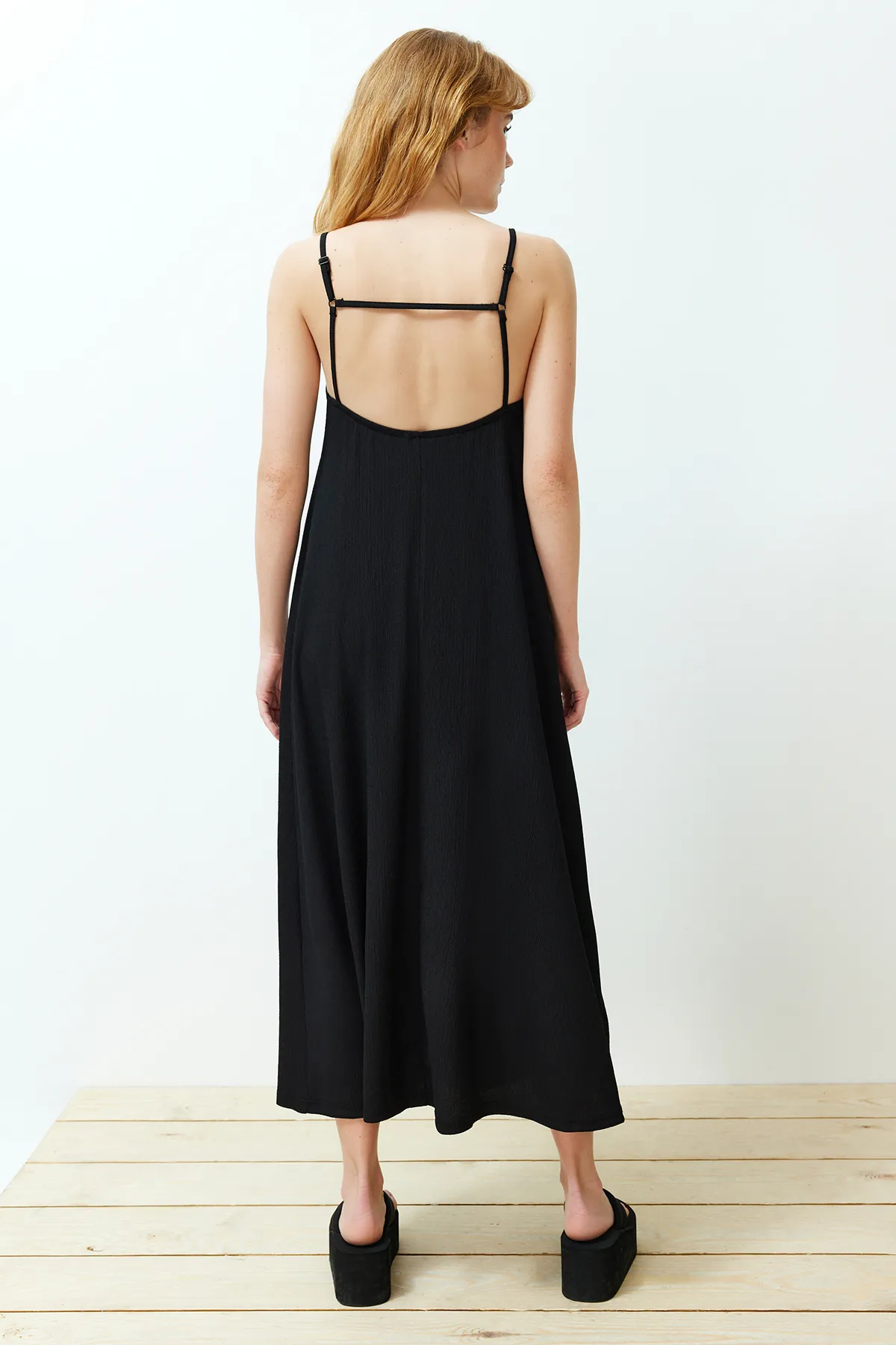 Trendyol Collection  Schwarzes A-Linien-Maxikleid aus gedrehtem/strukturiertem Strick mit Trägern TWOSS24EL00060