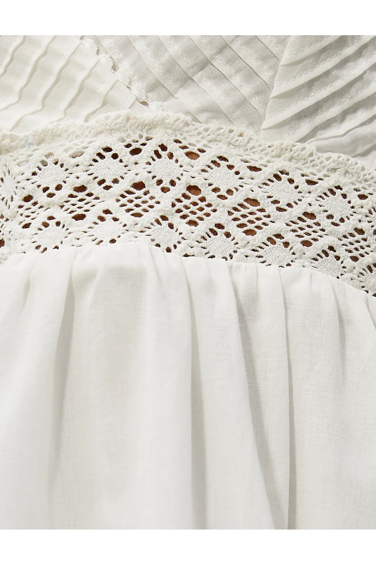 Koton  Weißes kurzes Damenkleid mit V-Ausschnitt und Spitze 3sal80040ıw