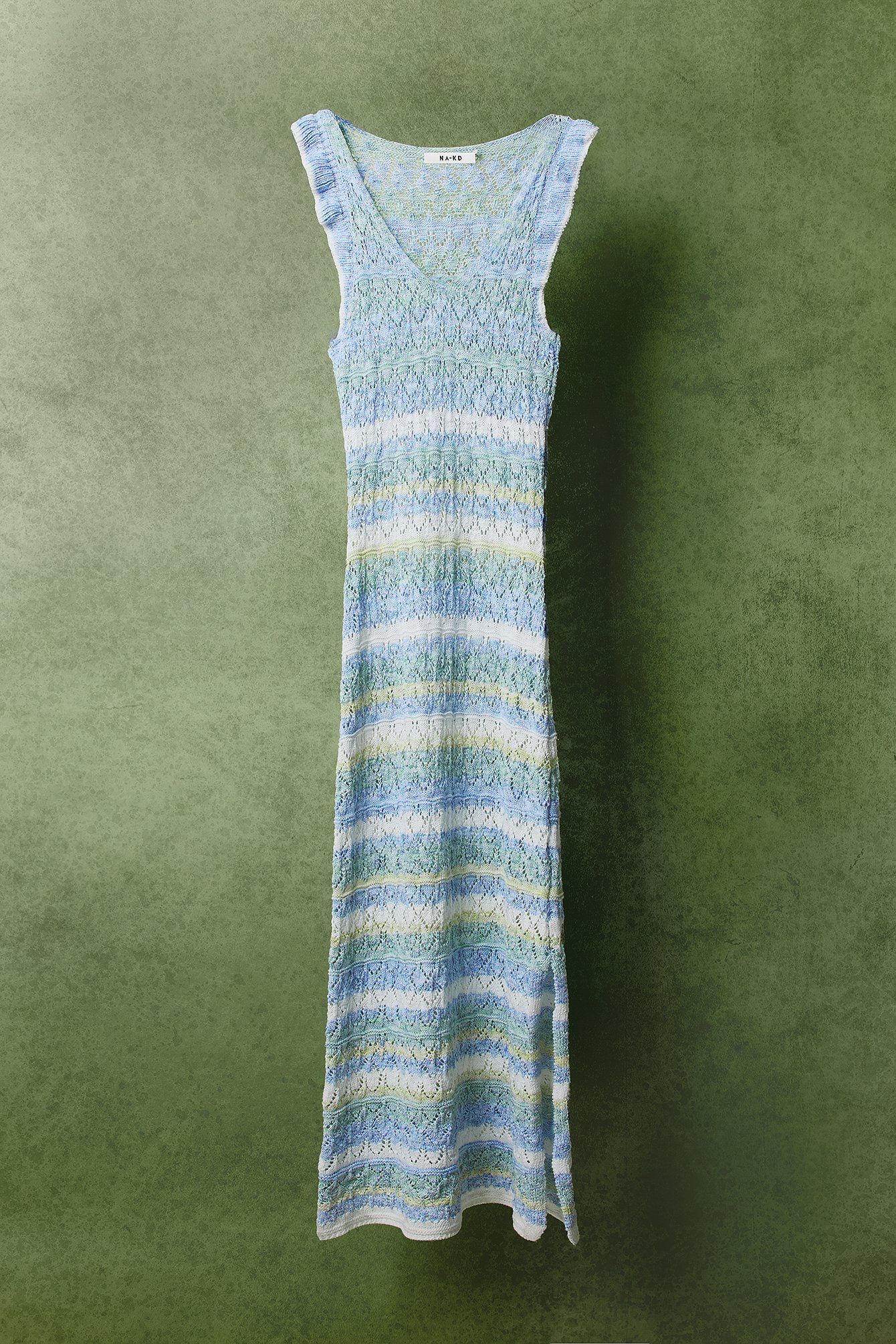Gestricktes, gestreiftes Midikleid