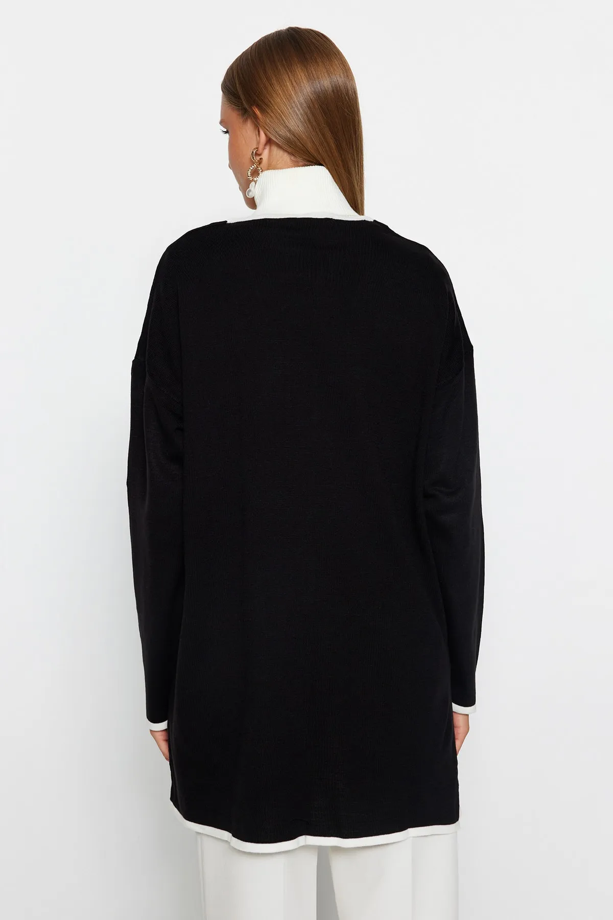 Trendyol Modest  Schwarzer Strickcardigan mit Perlenknöpfen und Farbblockdesign TCTAW24TH00066