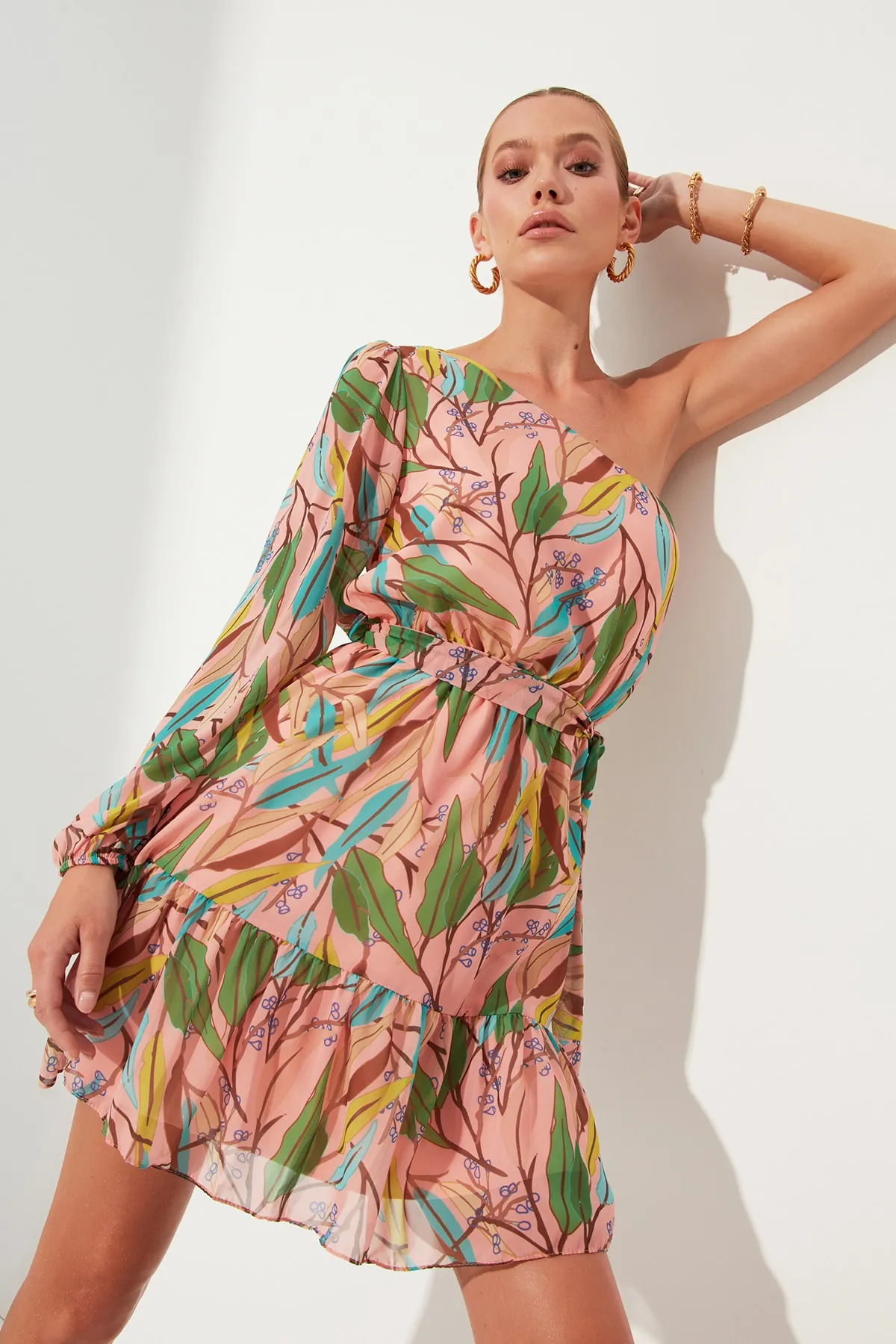 Trendyol Collection  Mehrfarbiges, einärmliges, gewebtes Minikleid mit Gürtel und Blumenmuster TWOSS21EL1199