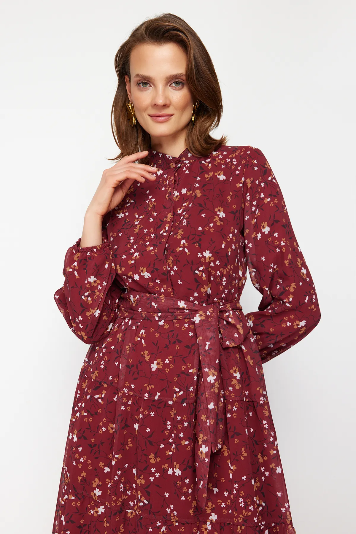 Trendyol Modest  Burgunderrotes Kleid aus gewebtem Chiffon mit Blumenmuster, Gürtel und Stehkragen und Futter TCTSS21EL3346