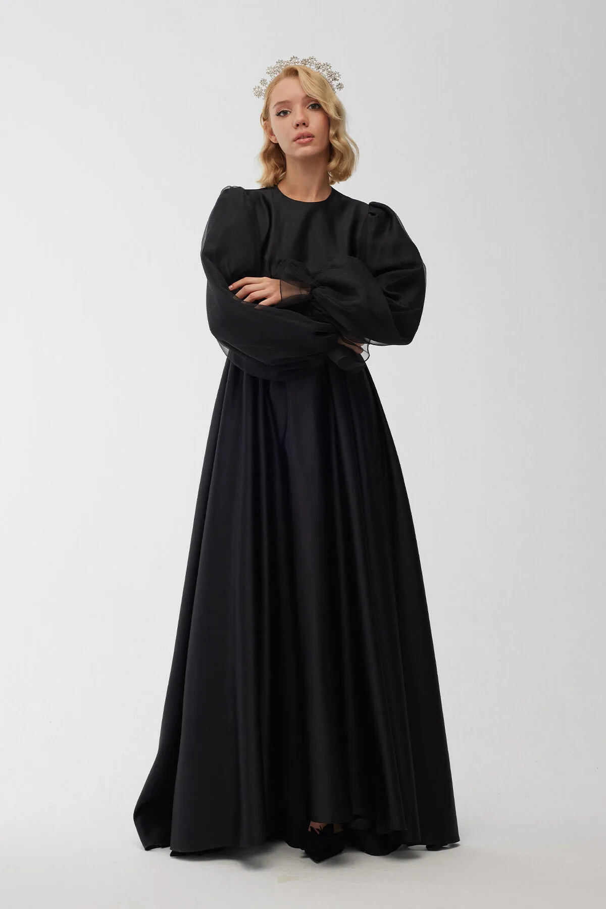 Manuka  Abendkleid aus Satin mit Steingürtel in Schwarz