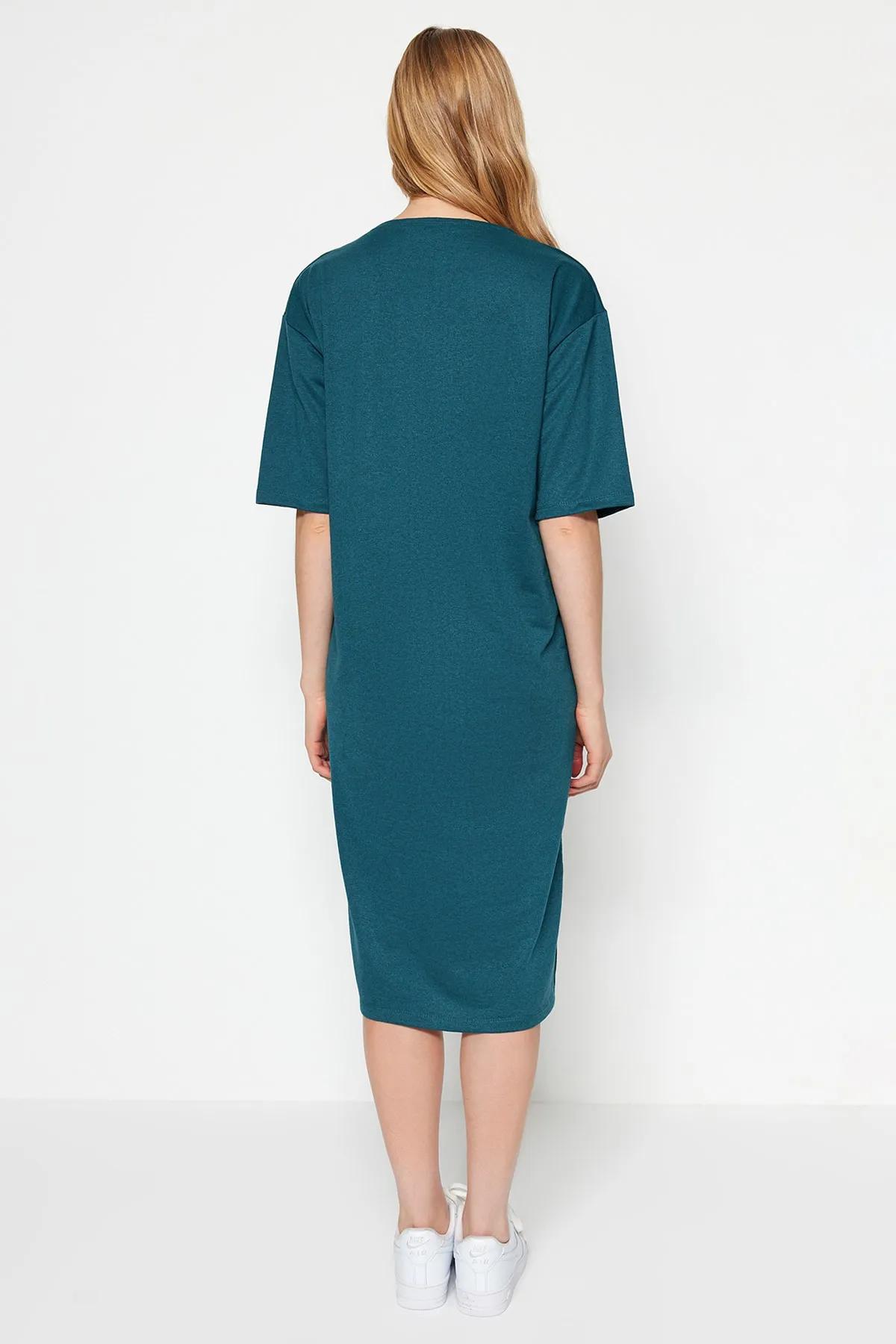 Trendyol Collection  Petrolblaues, besticktes Midi-Strickkleid mit Rundhalsausschnitt und bequemem Schnitt TWOSS21EL0175