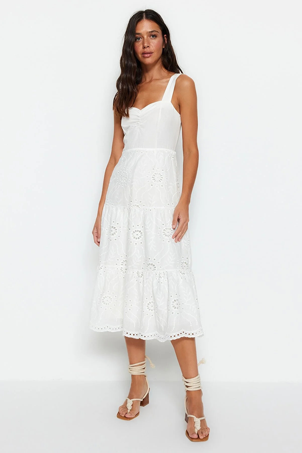Trendyol Collection  Weißes Midikleid mit Taillenöffnung, gefüttert und bestickt, gewebtes Kleid TWOSS23EL00156