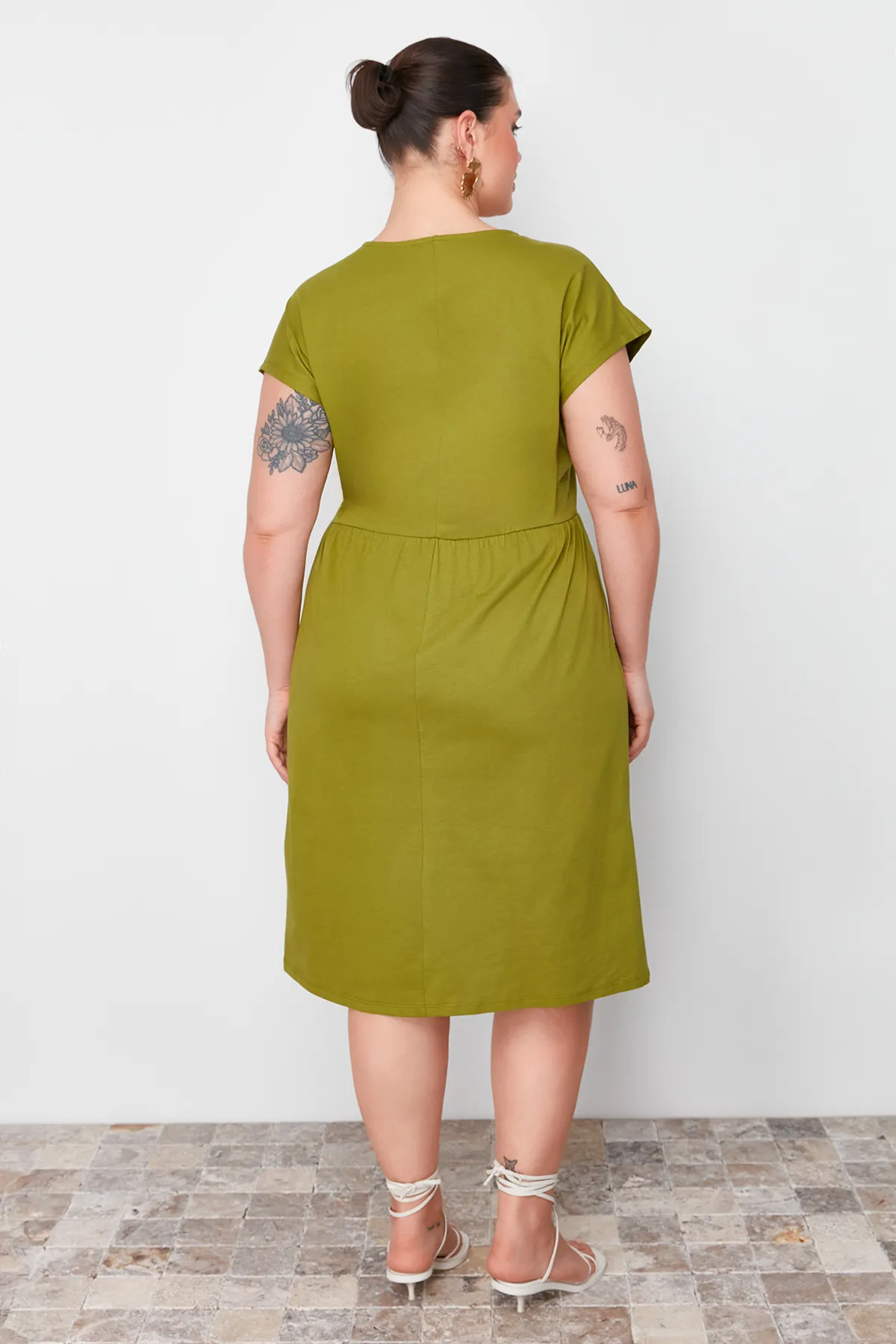 Trendyol Curve  Khakifarbenes Midi-Strickkleid TBSSS24AH00159