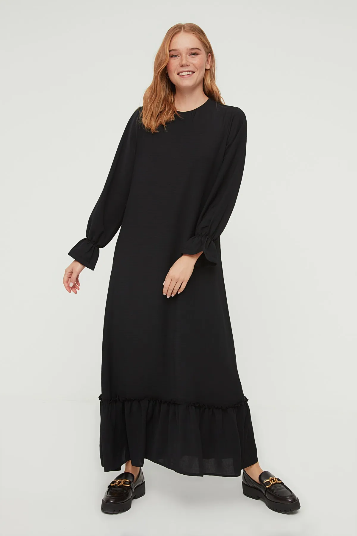 Trendyol Modest  Schwarzes, ärmeldetailliertes Aerobin-Gewebekleid mit Volant TCTSS22EB0011