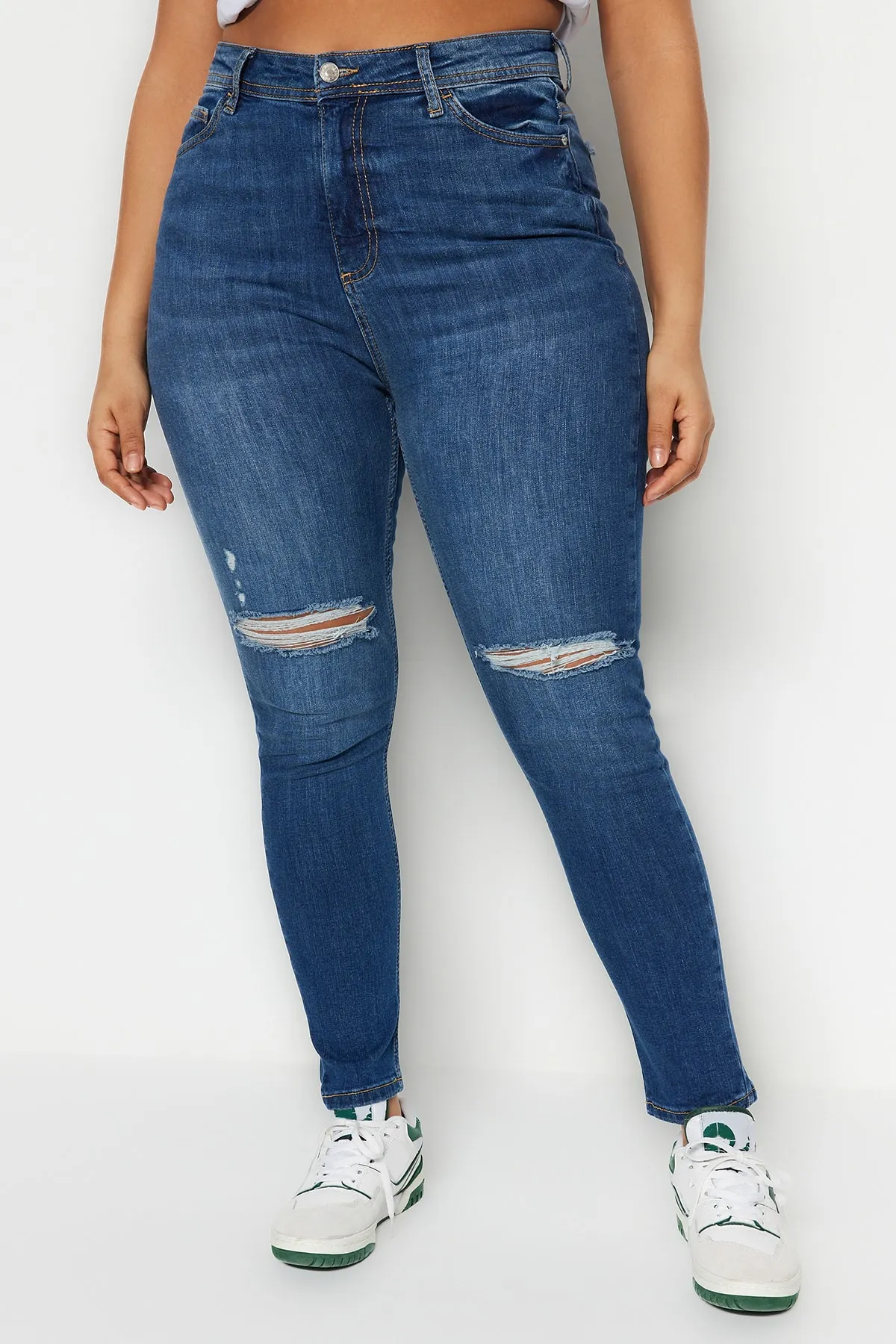 Trendyol Curve  Dunkelblaue, dehnbare Skinny-Jeans mit hoher Taille und Destroy-Details TBBSS23CJ00014