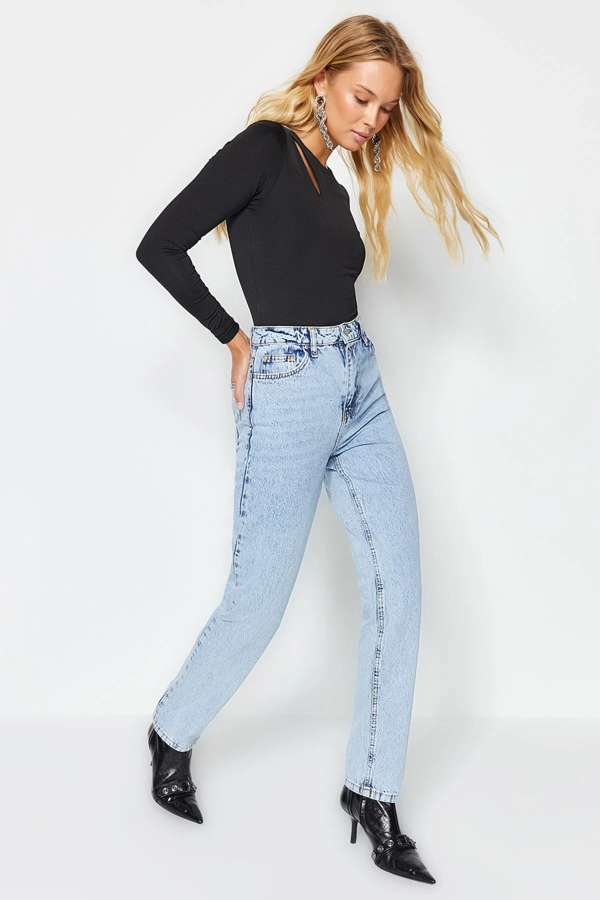 Trendyol Collection  Blaue gerade Jeans mit hoher Taille TWOSS22JE0250
