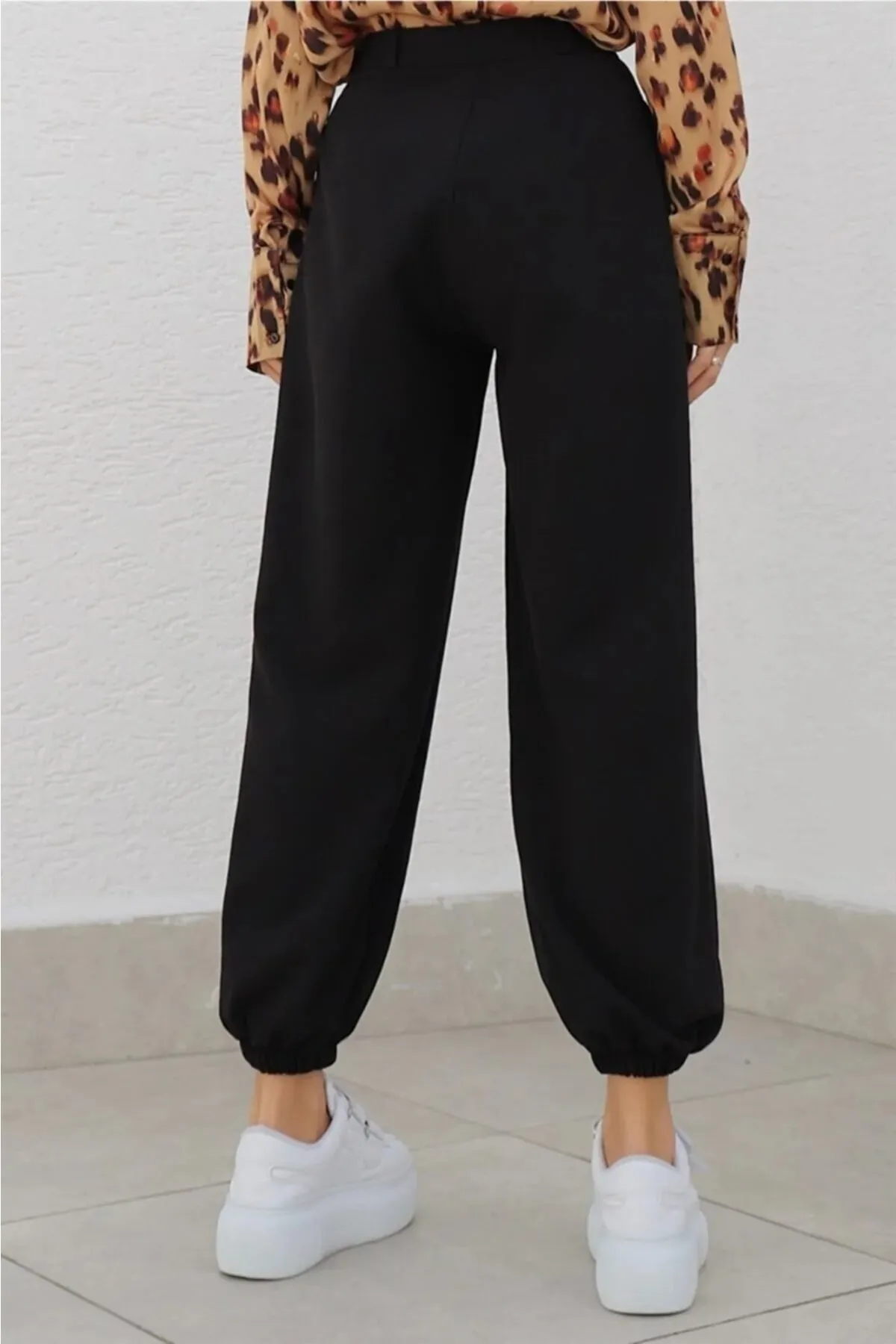 modazoom  Schwarze, maskuline, elastische Jogginghose mit lockerem Bein von Excellence