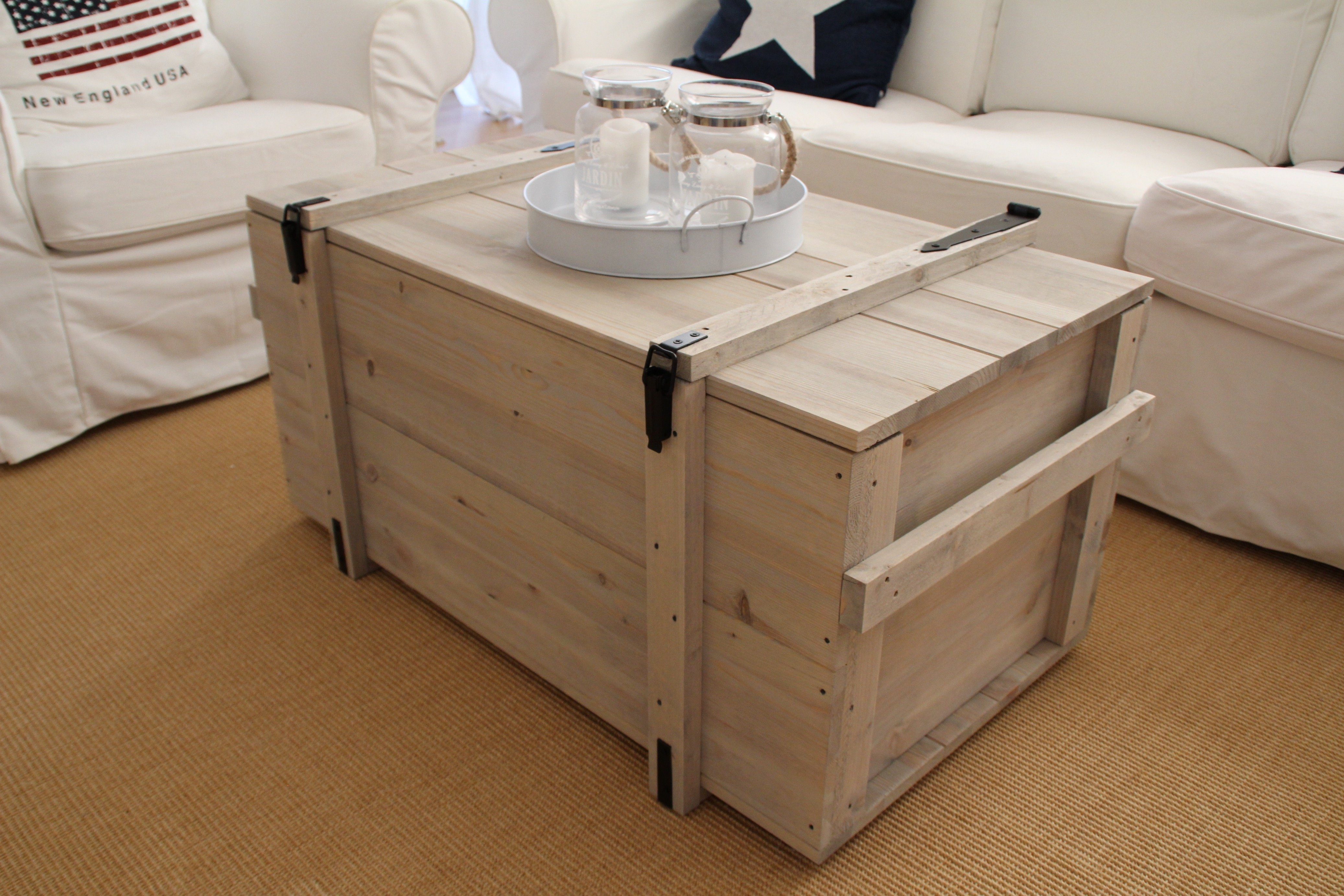 Uncle Joe´s Truhentisch, in Seefrachtkisten-Design