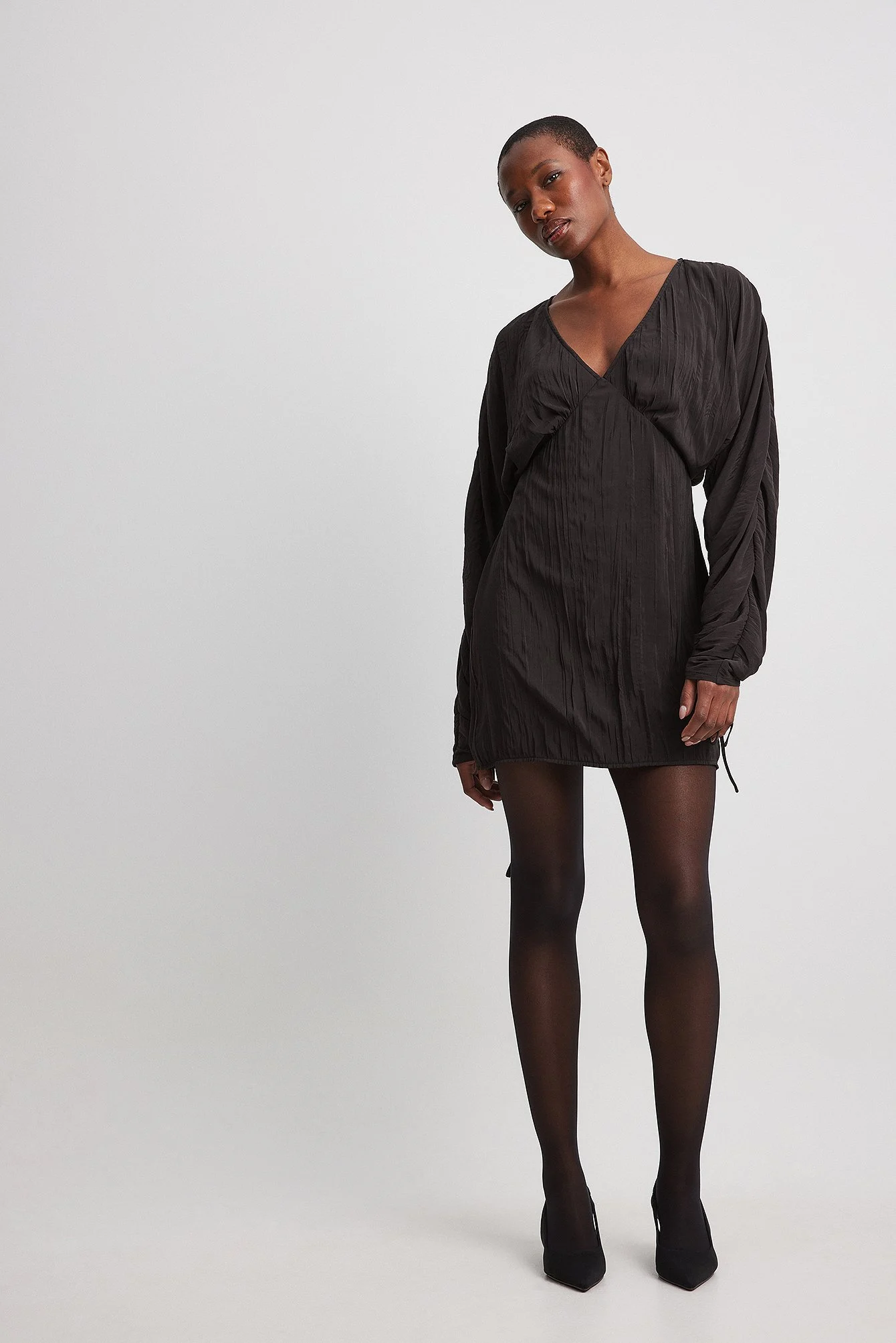 Geknittertes Minikleid mit Schnürung