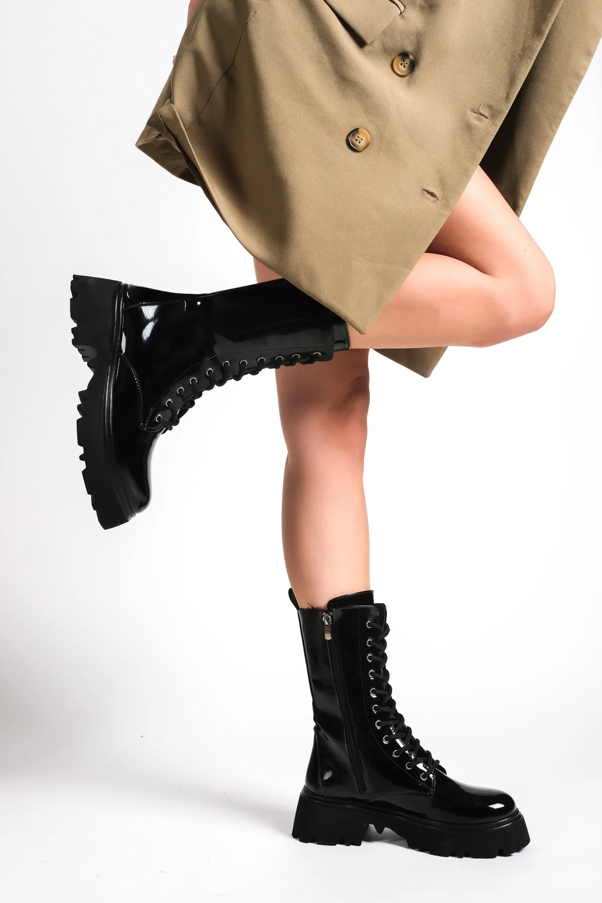 Capone Outfitters  Damenstiefel mit runder Zehenpartie und seitlichem Reißverschluss zum Schnüren mit Trak-Sohle